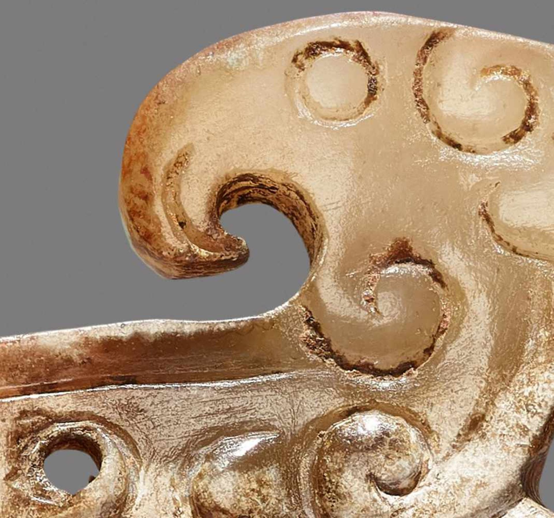 A SINUOUS S-SHAPED DRAGON WITH A PHOENIX AND CURLED APPENDAGES Jade. China, Eastern Zhou, 5th - - Bild 7 aus 10