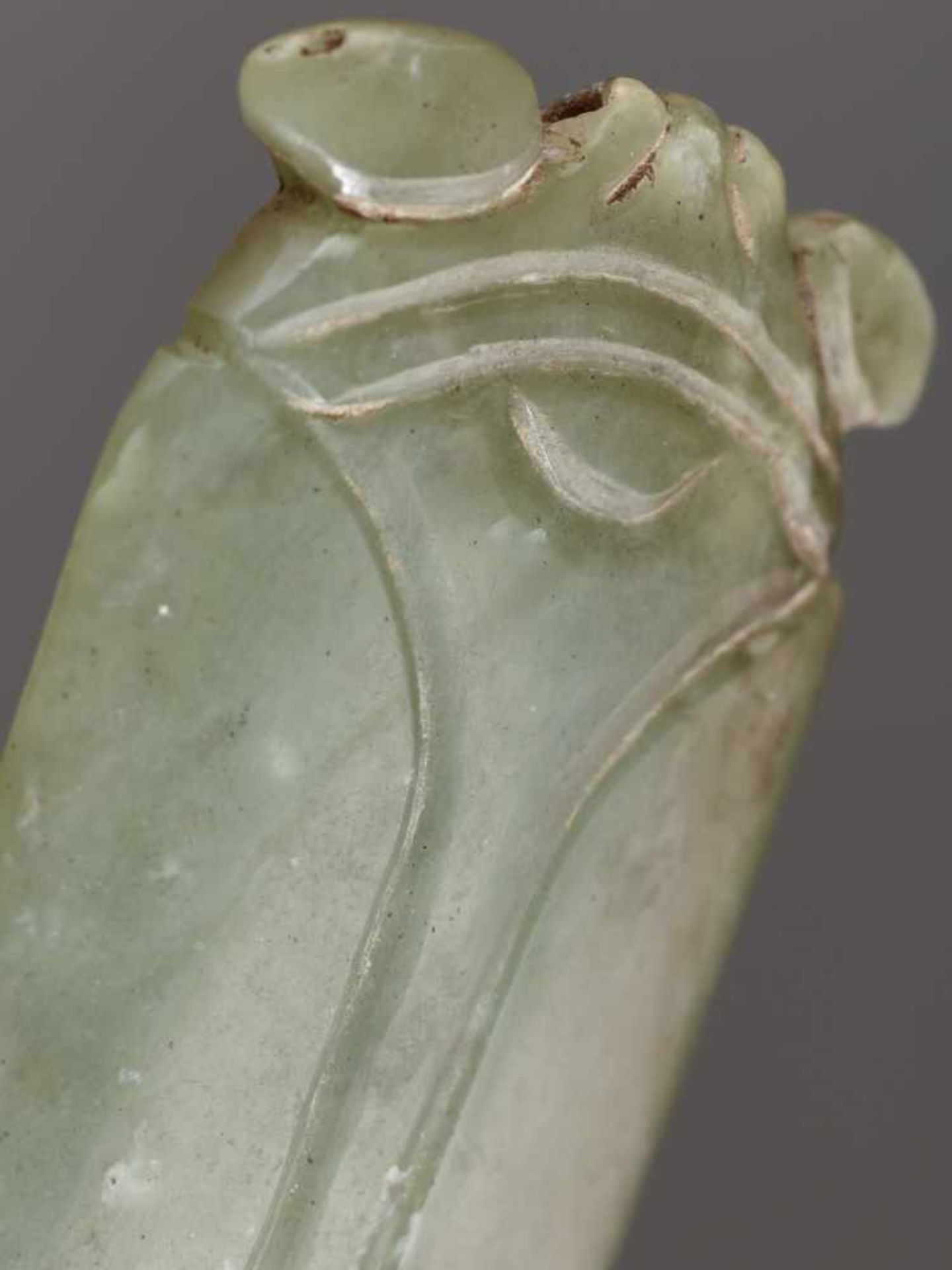 A SUPERB HAN CICADA IN LIGHT GREEN JADE Jade. China, Han Dynasty, 2nd - 1st century BC 玉蟬 -漢代, - Image 3 of 7