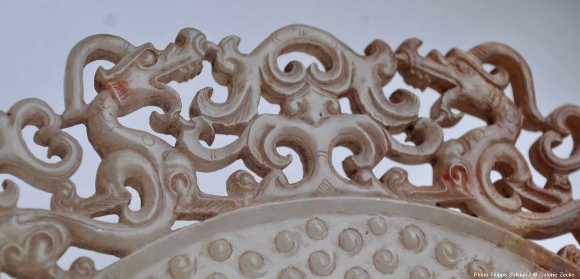 A GORGEOUS DISC IN WHITE JADE CARVED WITH CONFRONTING DRAGONS IN OPENWORK AND A PATTERN OF RAISED - Bild 7 aus 9