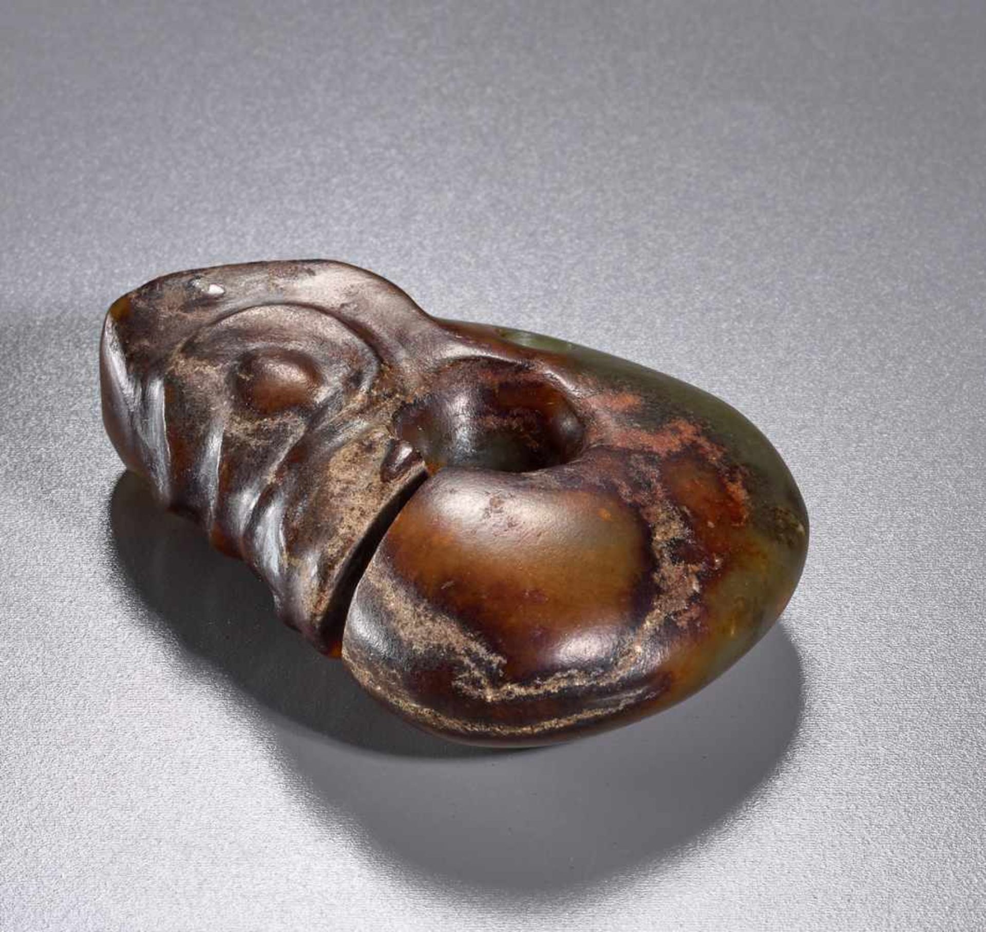 SMALL RICHLY CARVED HONGSHAN DRAGON PENDANT, ZHULONG Jade. China, Late Neolithic period, Hongshan - Bild 11 aus 11