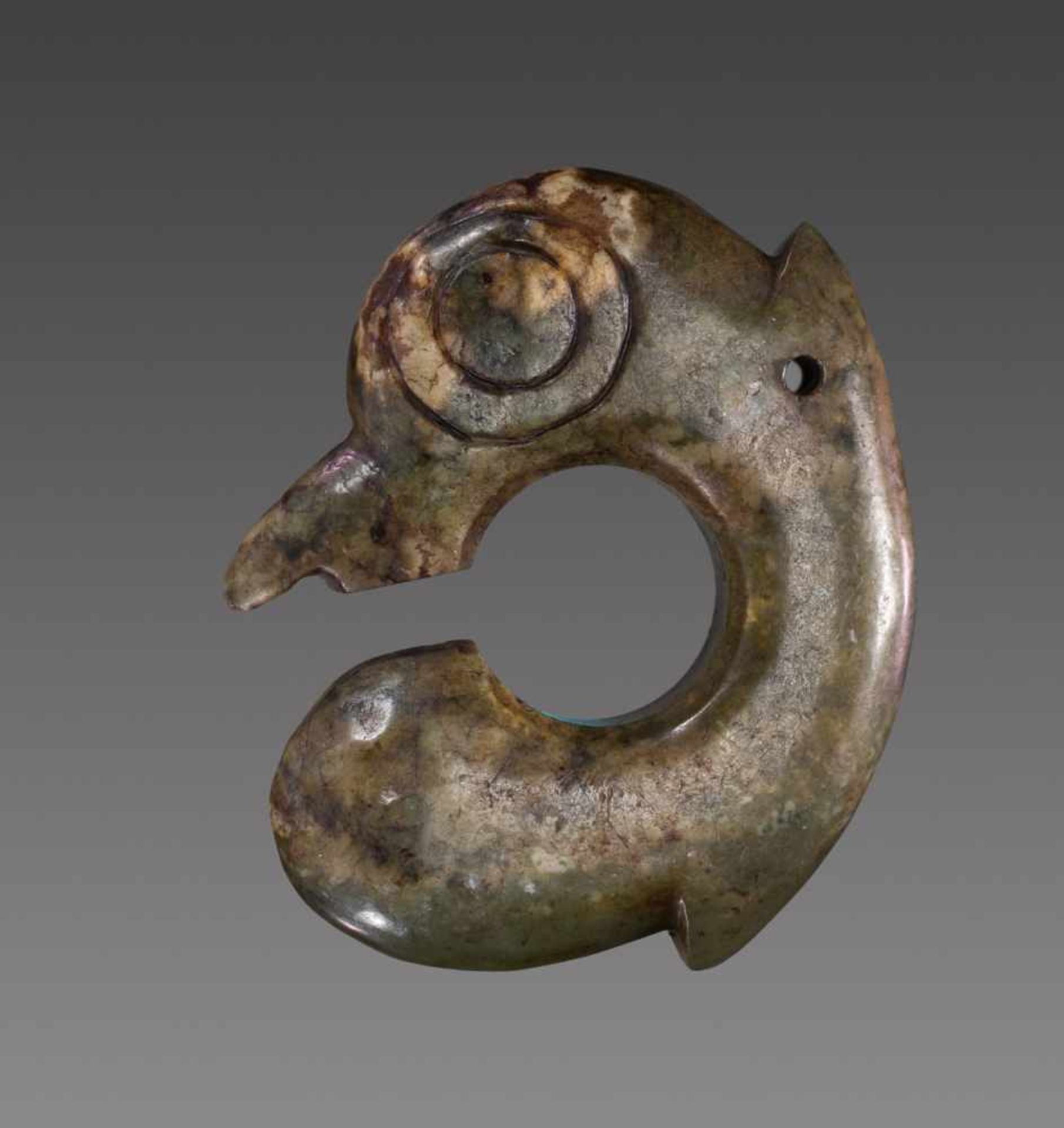 A VERY RARE HONGSHAN CARVING OF A BIRD-LIKE CREATURE Jade. China, Late Neolithic period, Hongshan - Image 9 of 14