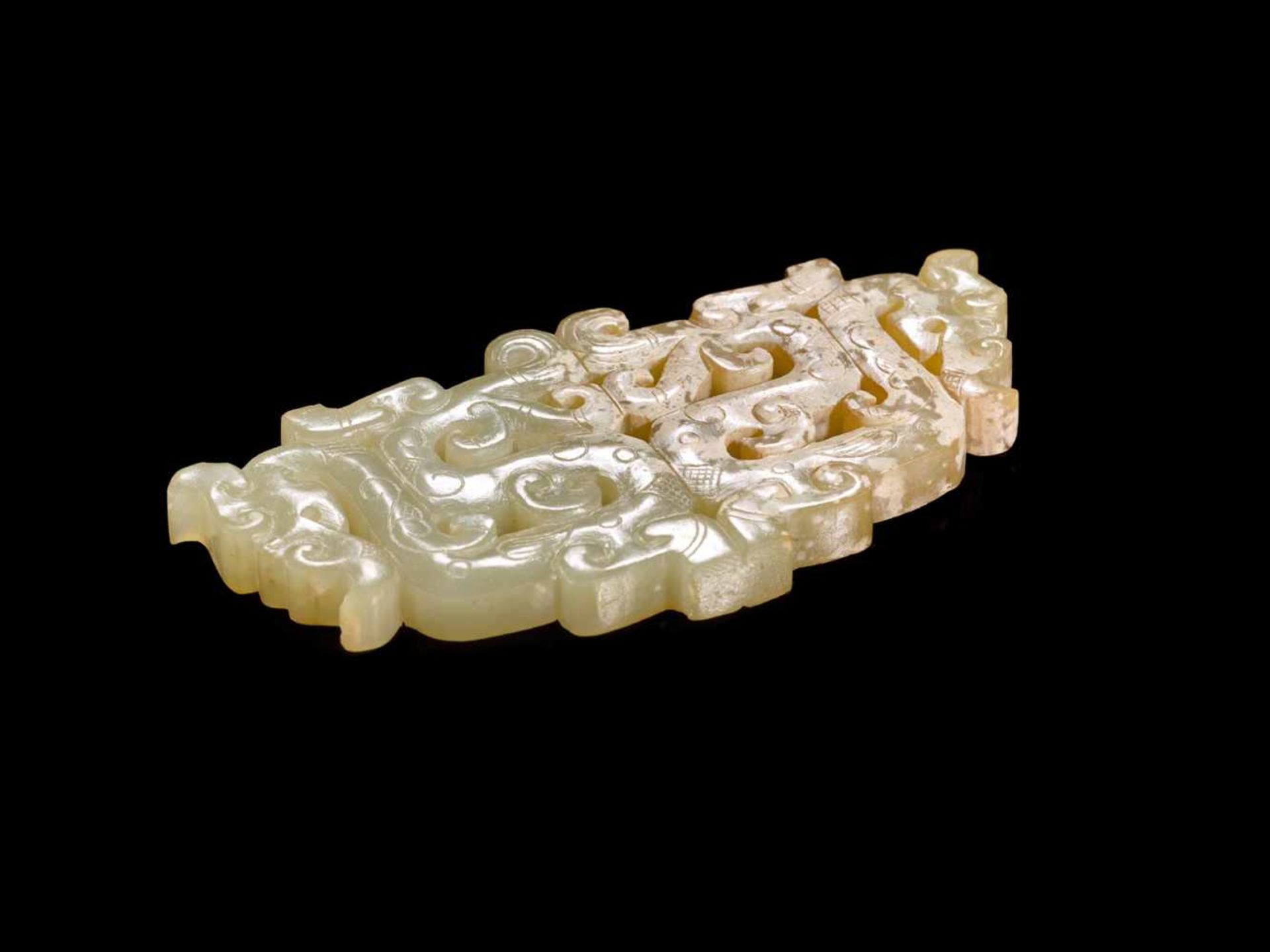 A BEAUTIFUL EASTERN ZHOU ORNAMENT WITH AN OPENWORK PATTERN OF DRAGONS Jade. China, Eastern Zhou, 5th - Bild 6 aus 11