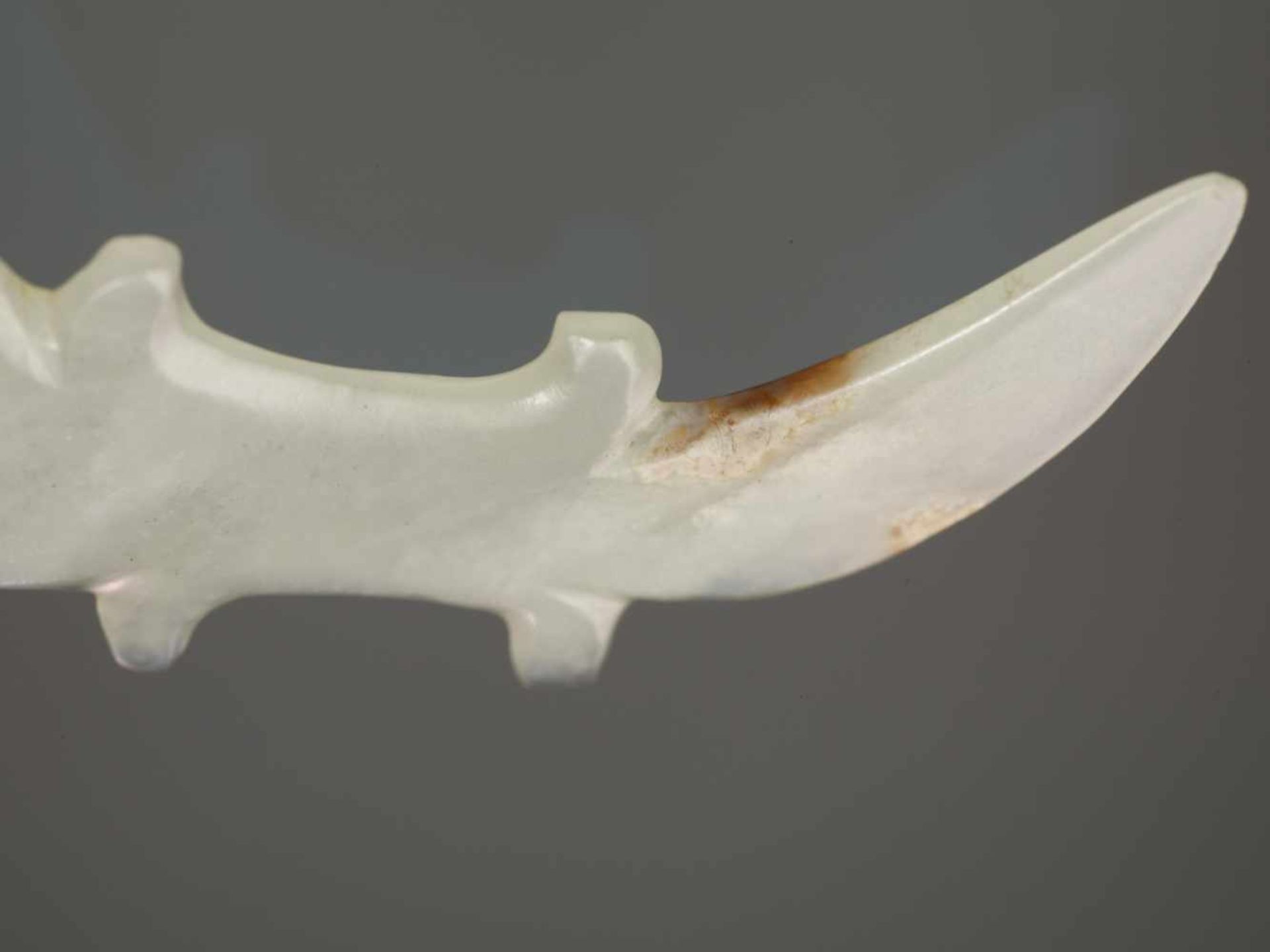 A LOVELY, EXTREMELY THIN BIRD IN TRANSLUCENT LIGHT GREEN JADE Jade. China, Late Neolithic, late - Image 7 of 9