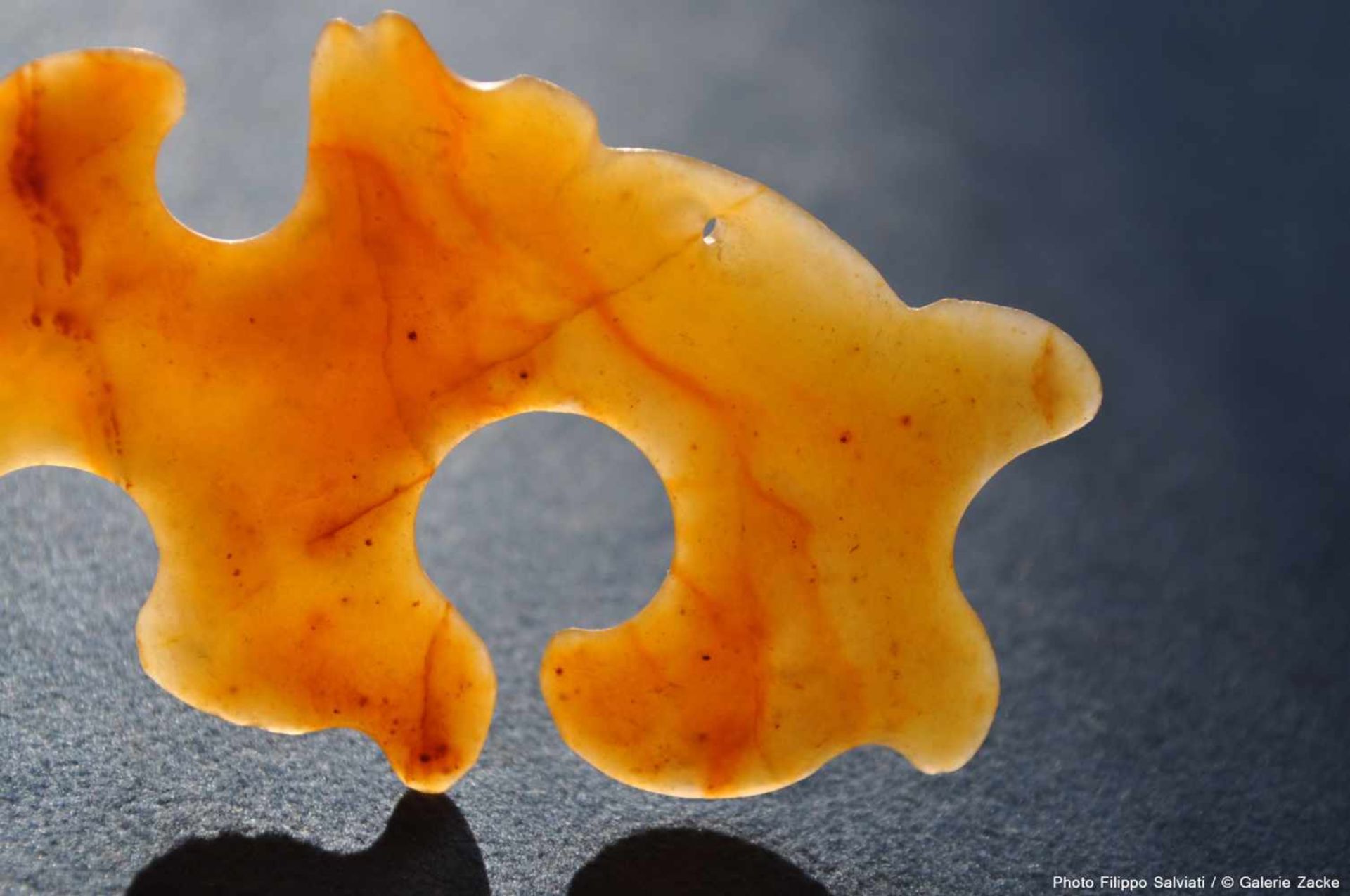 A SMOOTHLY POLISHED ABSTRACT-LOOKING PENDANT OF THE GOUYUN OR “HOOKED-CLOUD” TYPE Jade. China, - Bild 5 aus 9