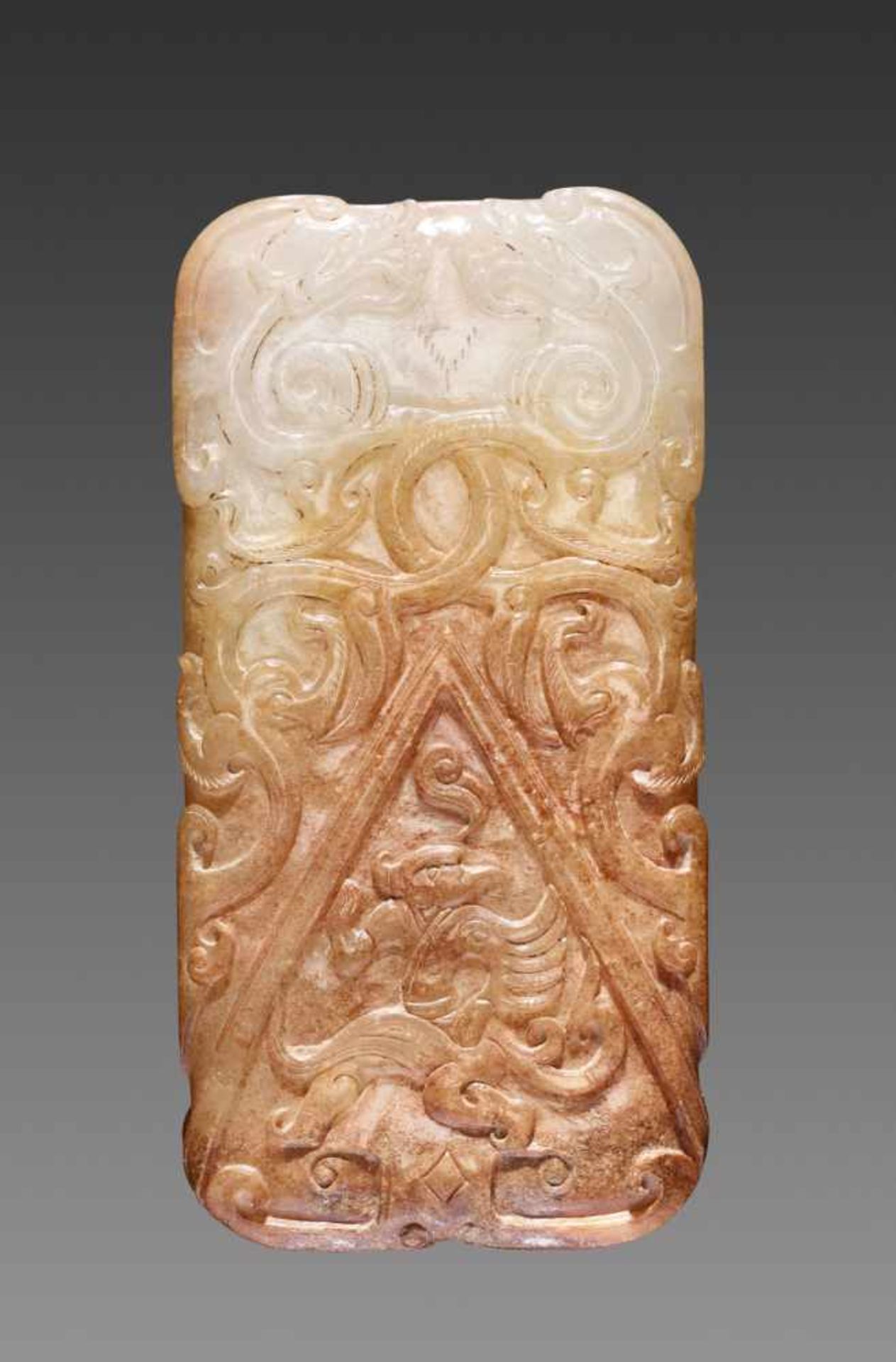 A RARE AND EXQUISITE HAN DYNASTY RECTANGULAR PENDANT IN WHITE AND RUSSET JADE CARVED WITH DRAGONS - Bild 6 aus 13