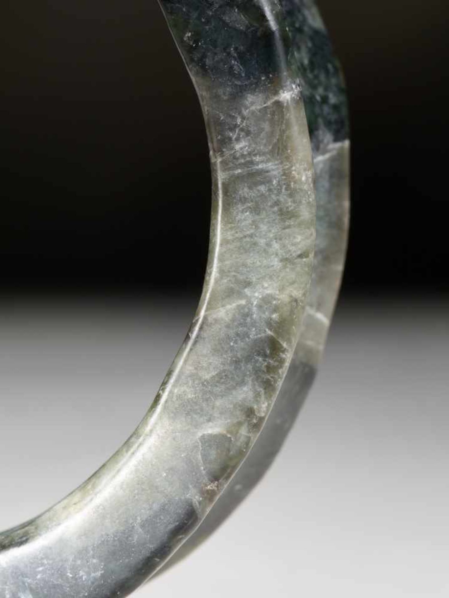 AN ELEGANT NEOLITHIC BRACELET IN DARK GREEN JADE WITH A SMOOTH CONCAVE BORDER Jade. China, Late - Bild 3 aus 14