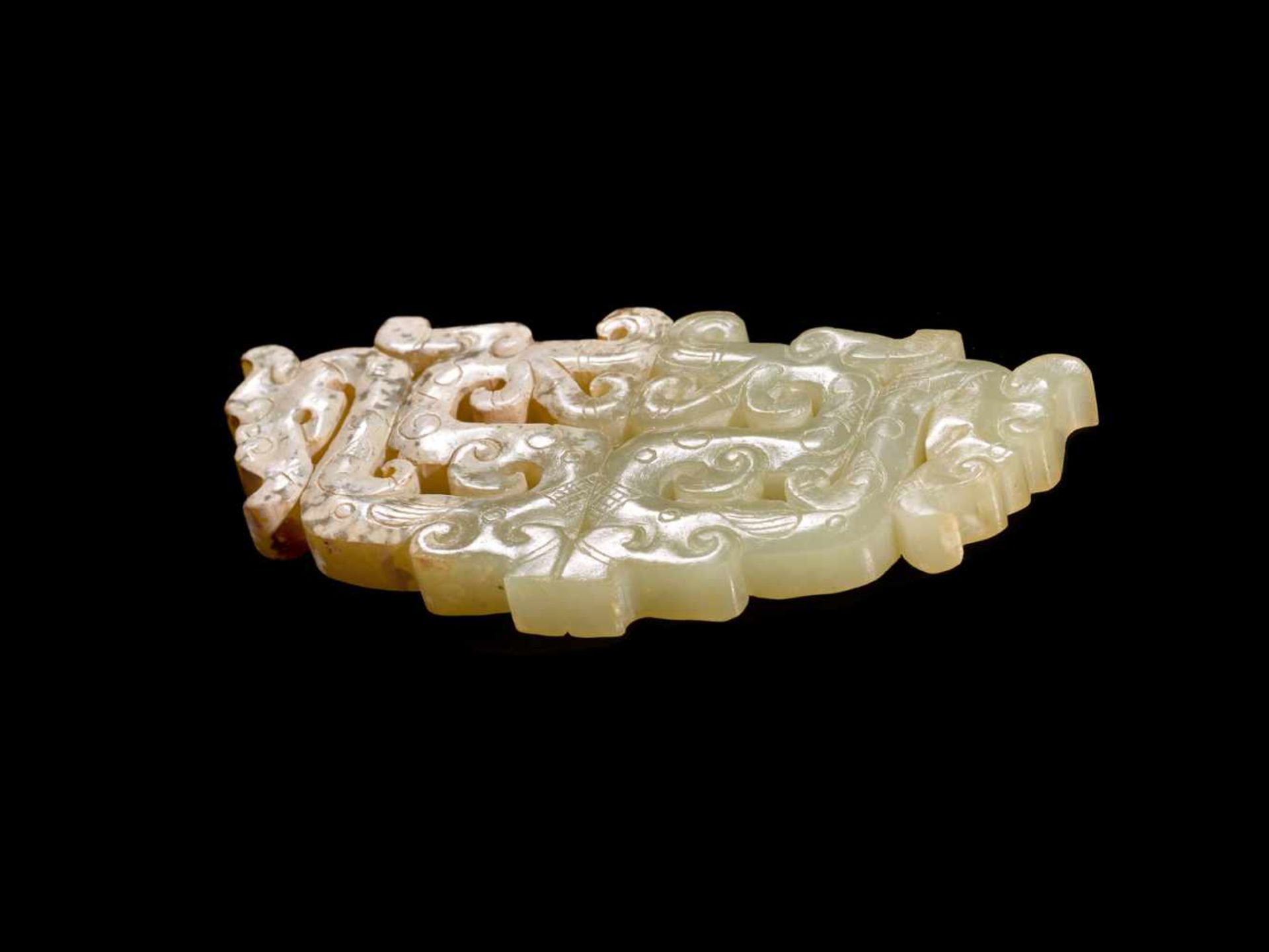 A BEAUTIFUL EASTERN ZHOU ORNAMENT WITH AN OPENWORK PATTERN OF DRAGONS Jade. China, Eastern Zhou, 5th - Bild 5 aus 11