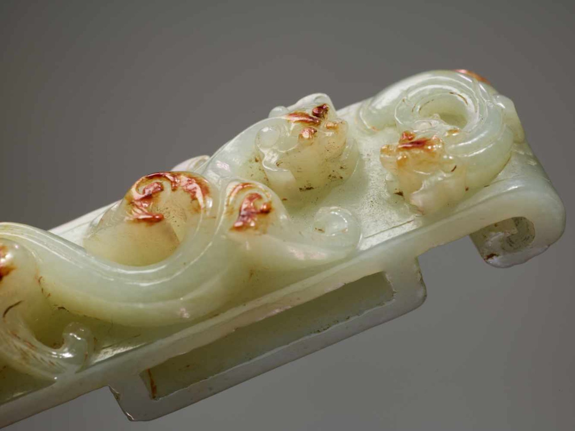 A SPLENDID SUI SCABBARD SLIDE IN HIGHLY POLISHED CELADON GREEN JADE WITH HORNLESS CHI DRAGONS CARVED - Image 5 of 11