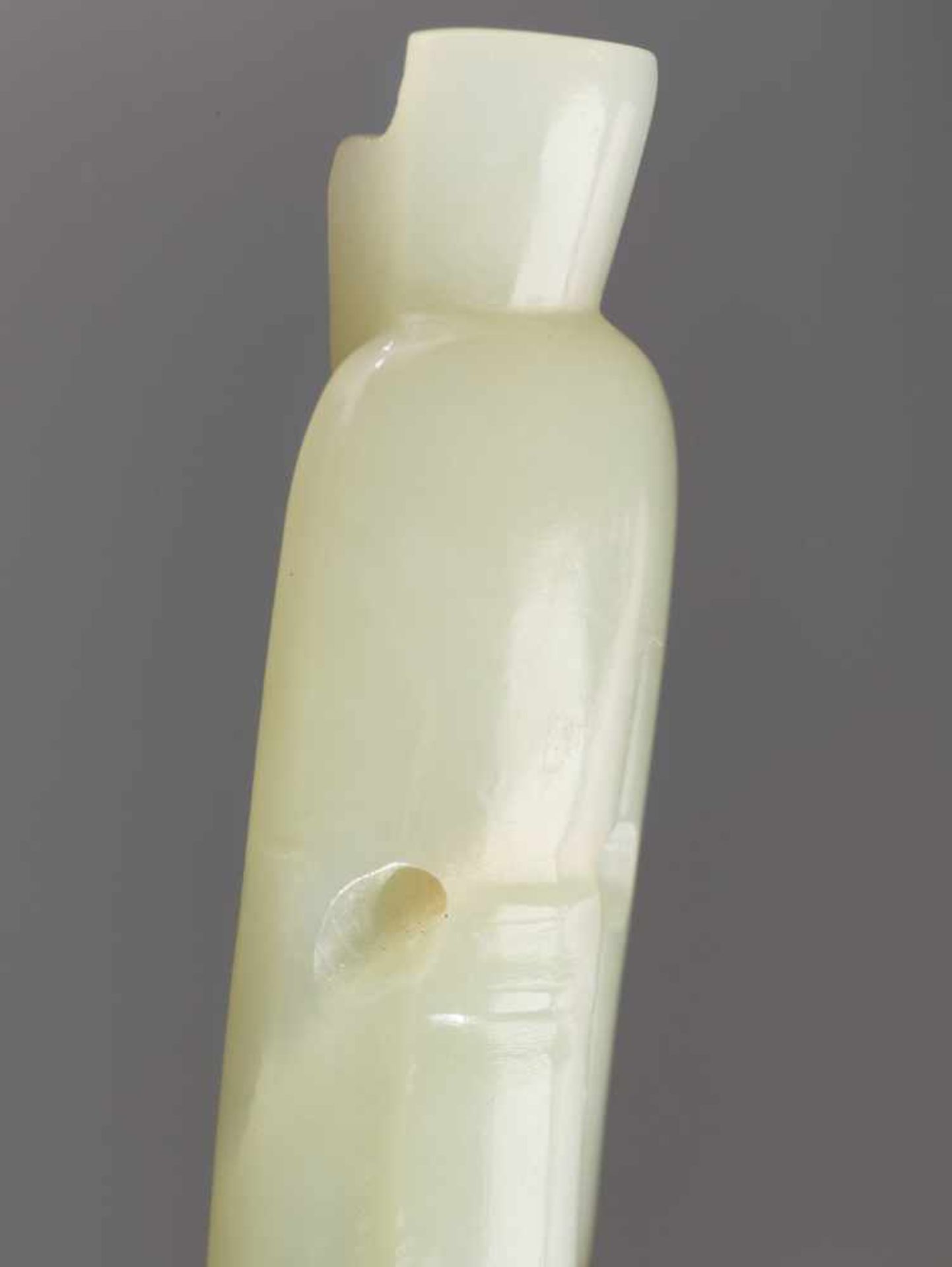 AN ELEGANT MINIATURE FIGURINE OF A STANDING MAN IN HIGHLY POLISHED PALE GREEN JADE Jade. China, - Bild 4 aus 9