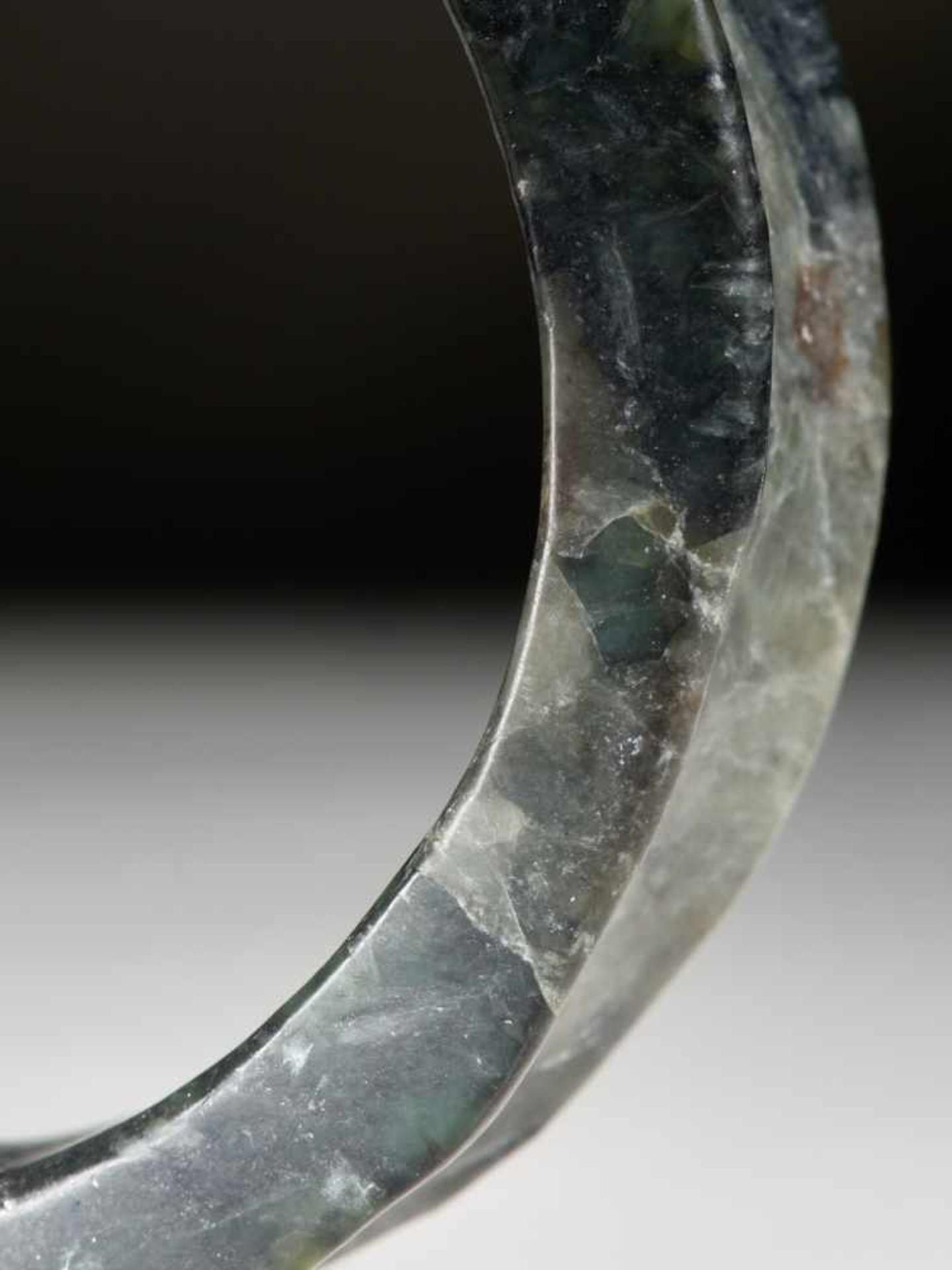 AN ELEGANT NEOLITHIC BRACELET IN DARK GREEN JADE WITH A SMOOTH CONCAVE BORDER Jade. China, Late - Image 4 of 14