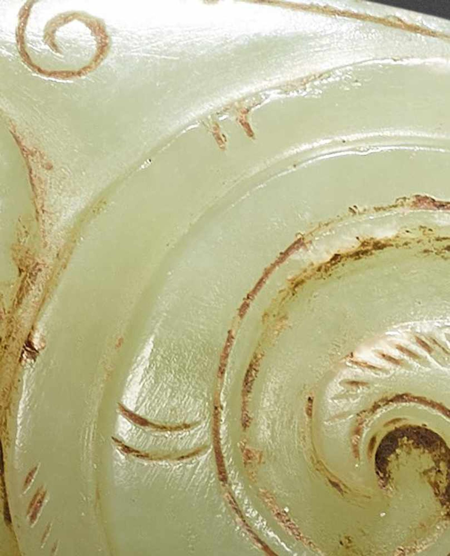 A STUNNING CELADON GREEN DISC EXQUISITELY CARVED WITH TWO CHI DRAGONS IN RELIEF ON TOP AND JOINED - Bild 7 aus 10