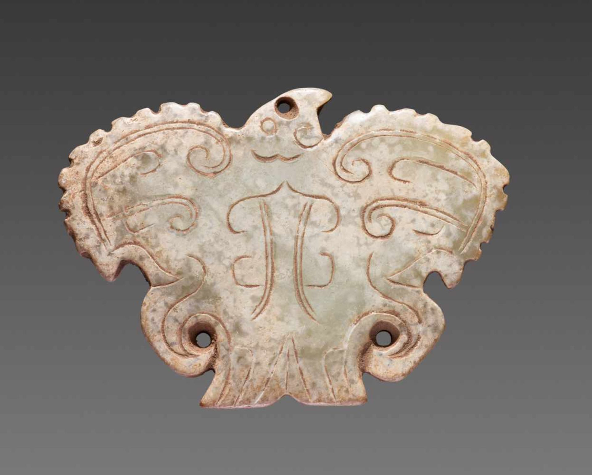 A POWERFUL CARVING OF A HAWK WITH OUTSTRETCHED SCALLOPED WINGS DECORATED WITH INCISED CURLS Jade. - Bild 5 aus 12