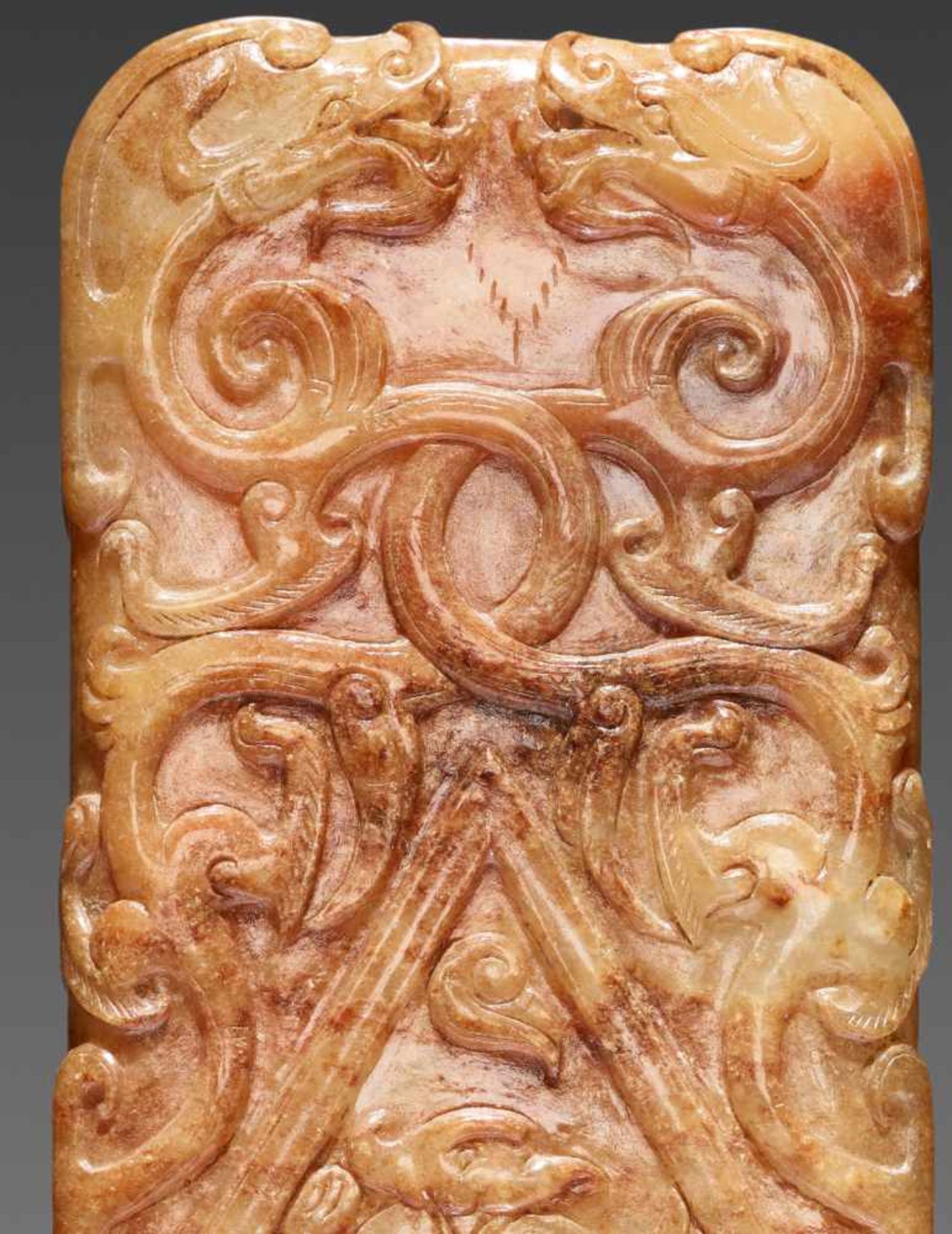 A RARE AND EXQUISITE HAN DYNASTY RECTANGULAR PENDANT IN WHITE AND RUSSET JADE CARVED WITH DRAGONS - Bild 9 aus 13