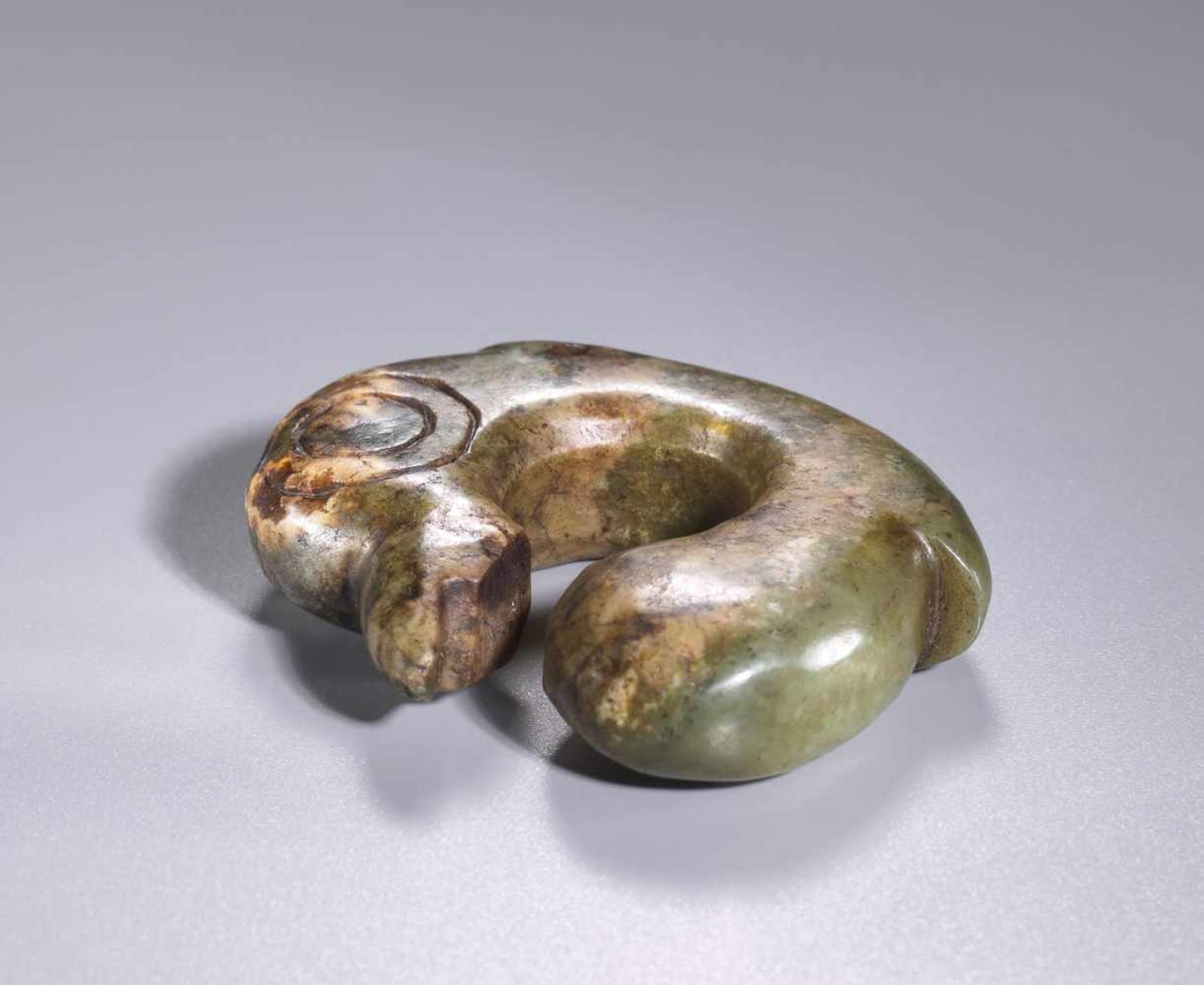 A VERY RARE HONGSHAN CARVING OF A BIRD-LIKE CREATURE Jade. China, Late Neolithic period, Hongshan - Image 13 of 14