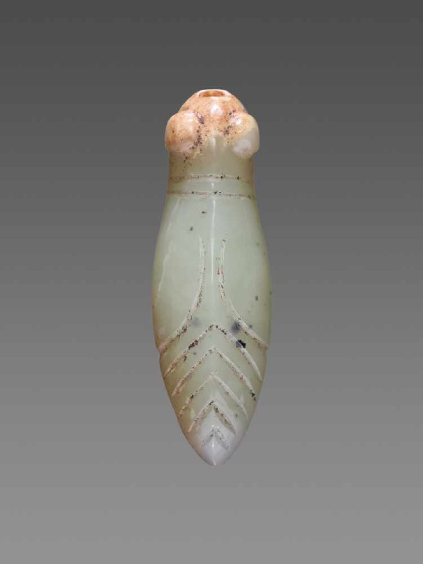 A TINY, HIGHLY POLISHED LATE SHANG CICADA WITH BULGING EYES CARVED IN LIGHT GREEN JADE Jade. - Bild 2 aus 8