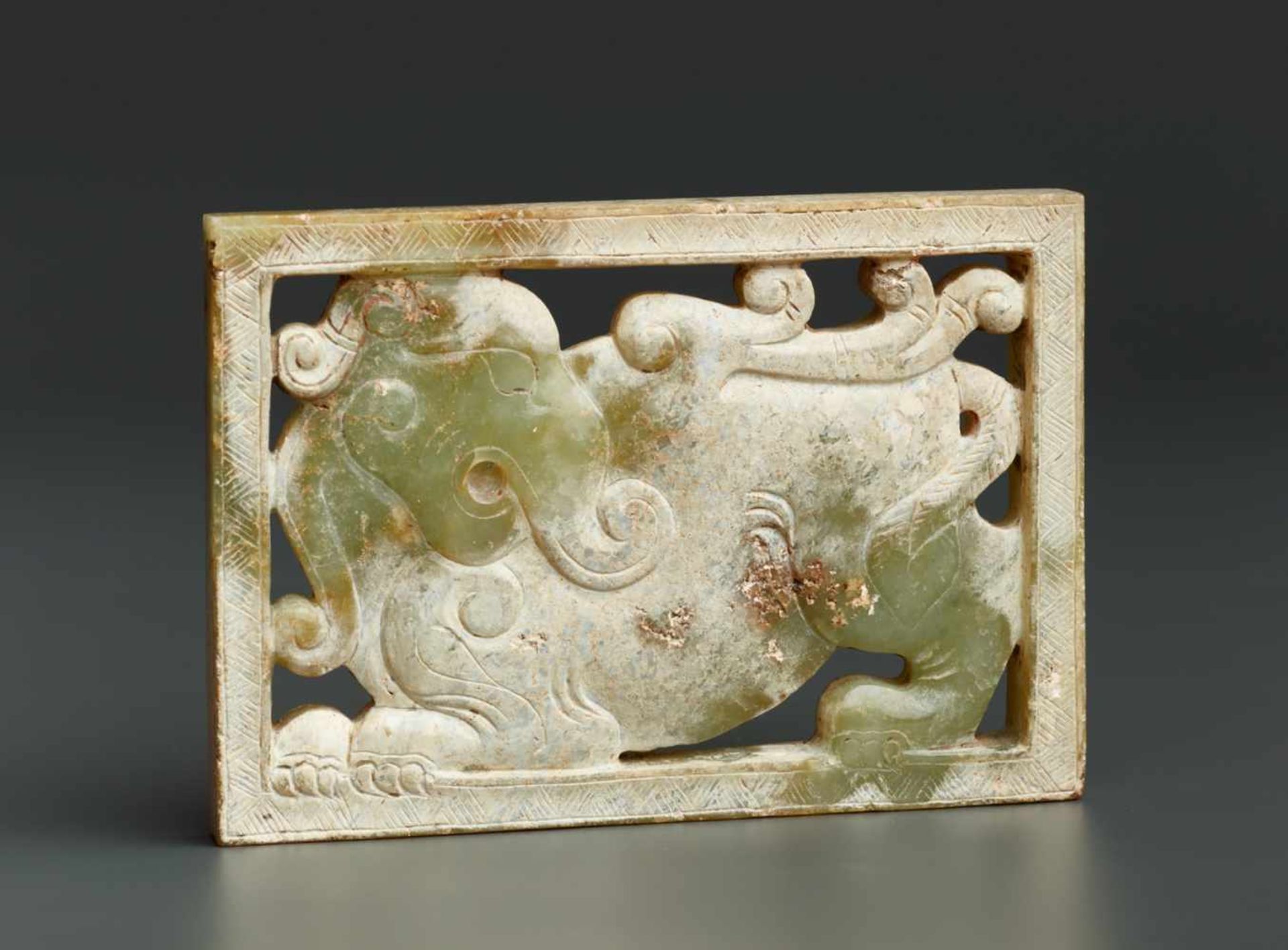 A RECTANGULAR PLAQUE IN CELEADON COLOURED JADE WITH AN ELEPHANT CARVED IN OPENWORK Jade. China, - Bild 3 aus 10