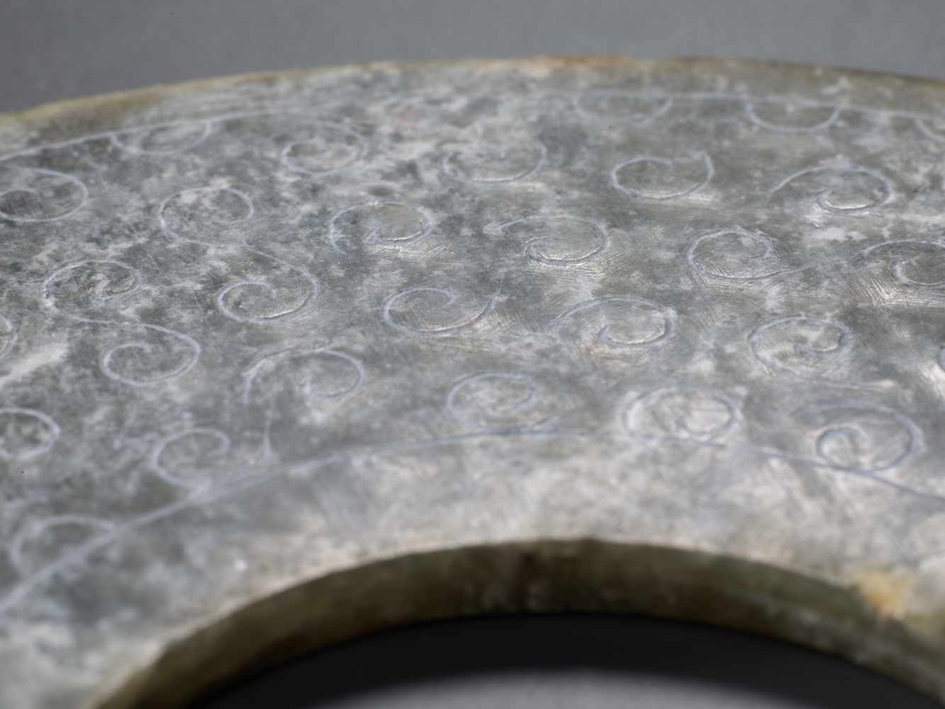 A REFINED CHARCOAL GREY DISC WITH ENGRAVED CURLS Jade. China, Han Dynasty, 2nd century BC 穀紋玉璧 - 漢代, - Image 4 of 8