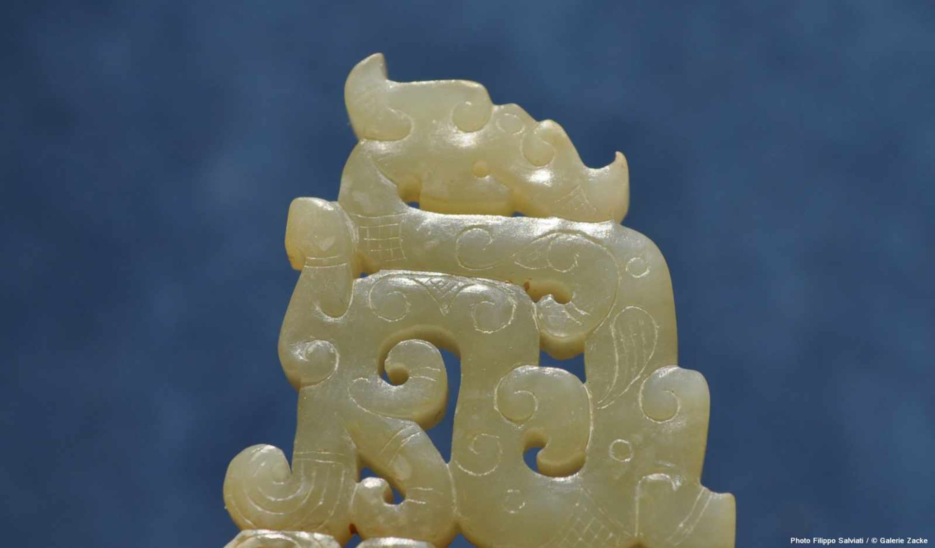 A BEAUTIFUL EASTERN ZHOU ORNAMENT WITH AN OPENWORK PATTERN OF DRAGONS Jade. China, Eastern Zhou, 5th - Bild 9 aus 11