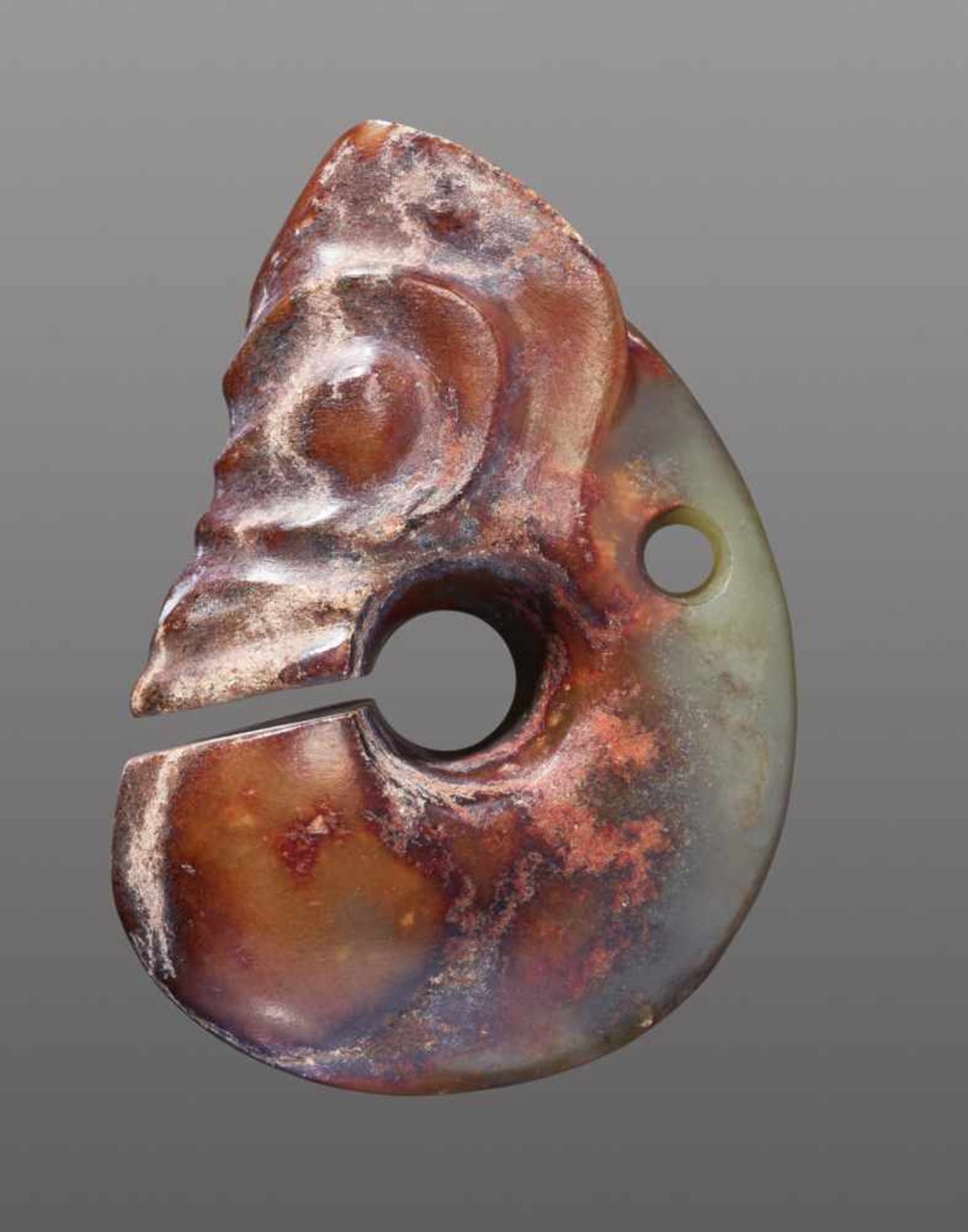 SMALL RICHLY CARVED HONGSHAN DRAGON PENDANT, ZHULONG Jade. China, Late Neolithic period, Hongshan - Bild 4 aus 11