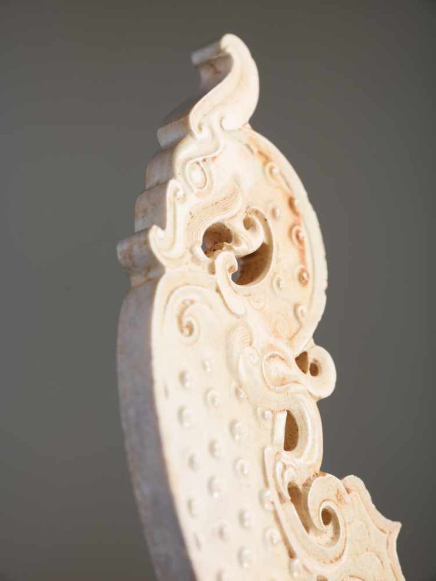 A REMARKABLE HUANG WITH FINELY DETAILED SINUOUS DRAGONS IN IVORY-LIKE JADE Jade. China, Eastern - Bild 5 aus 10