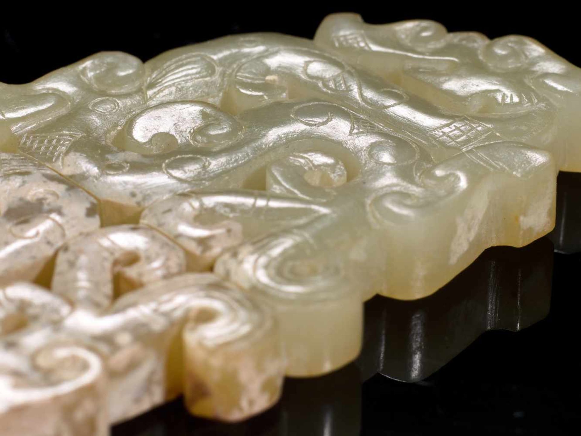 A BEAUTIFUL EASTERN ZHOU ORNAMENT WITH AN OPENWORK PATTERN OF DRAGONS Jade. China, Eastern Zhou, 5th - Bild 7 aus 11