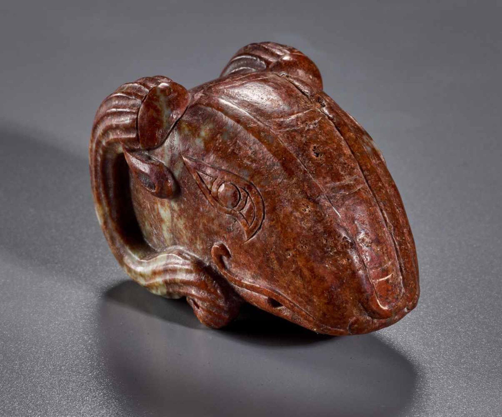 AN EXCEPTIONAL HAN PERIOD RAM’S HEAD CARVED IN THE ROUND IN JASPER-LIKE JADE Jade. China, Han - Bild 8 aus 15