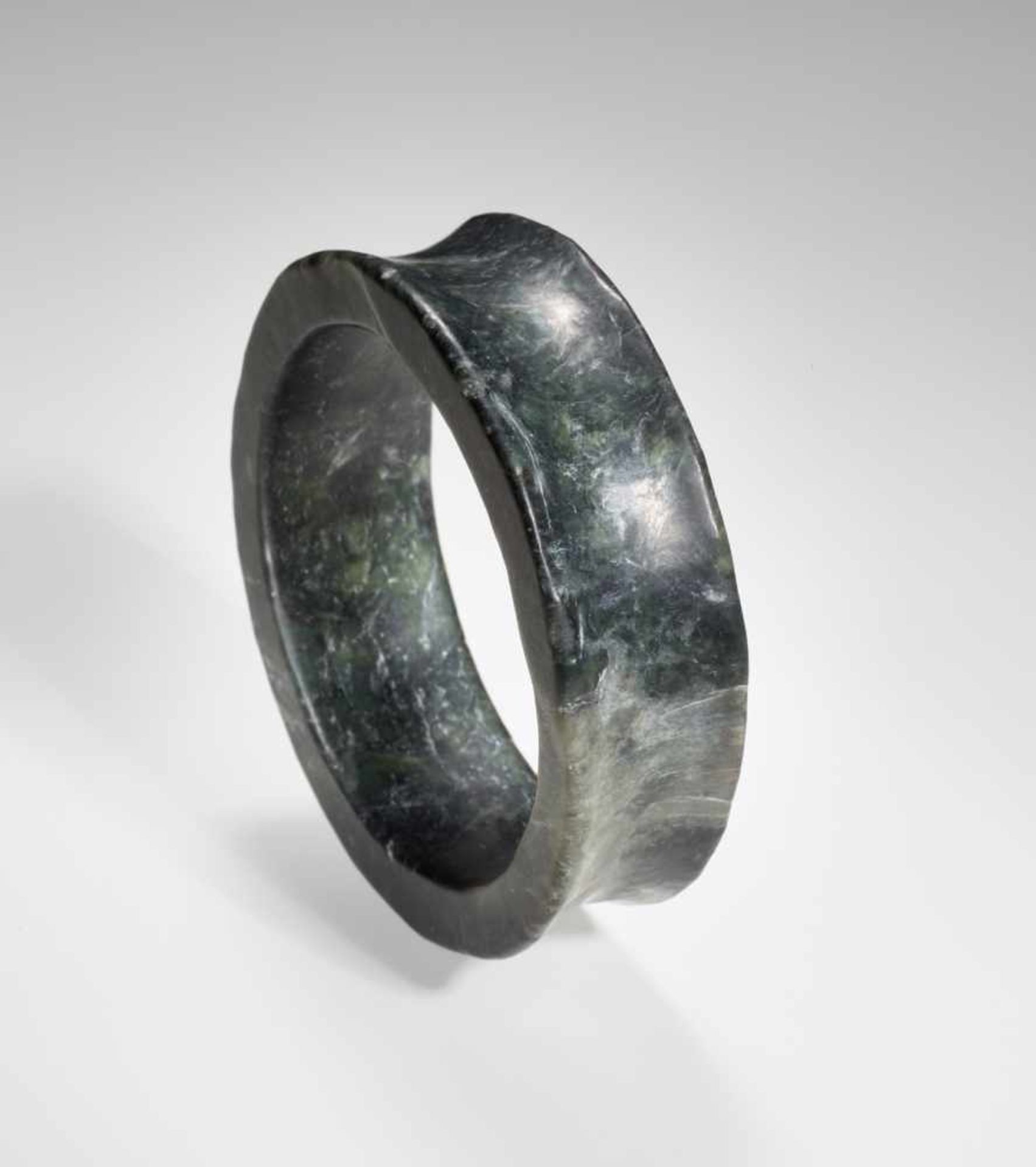 AN ELEGANT NEOLITHIC BRACELET IN DARK GREEN JADE WITH A SMOOTH CONCAVE BORDER Jade. China, Late - Image 9 of 14