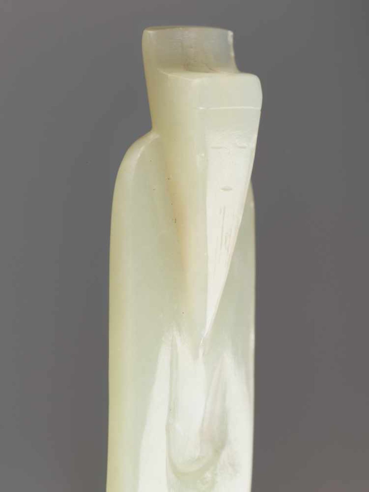 AN ELEGANT MINIATURE FIGURINE OF A STANDING MAN IN HIGHLY POLISHED PALE GREEN JADE Jade. China, - Image 3 of 9