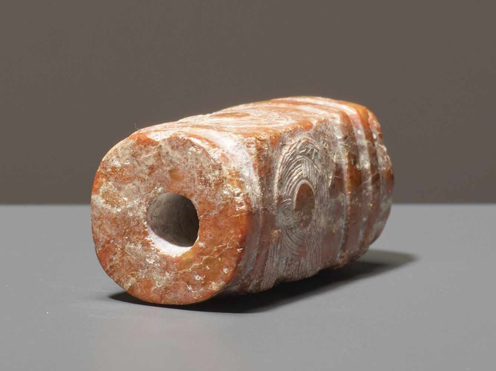 A NICE SMALL BEAD IN THE SHAPE OF A MINIATURE CONG Jade. China, Neolithic Liangzhu culture, c. - Image 7 of 7