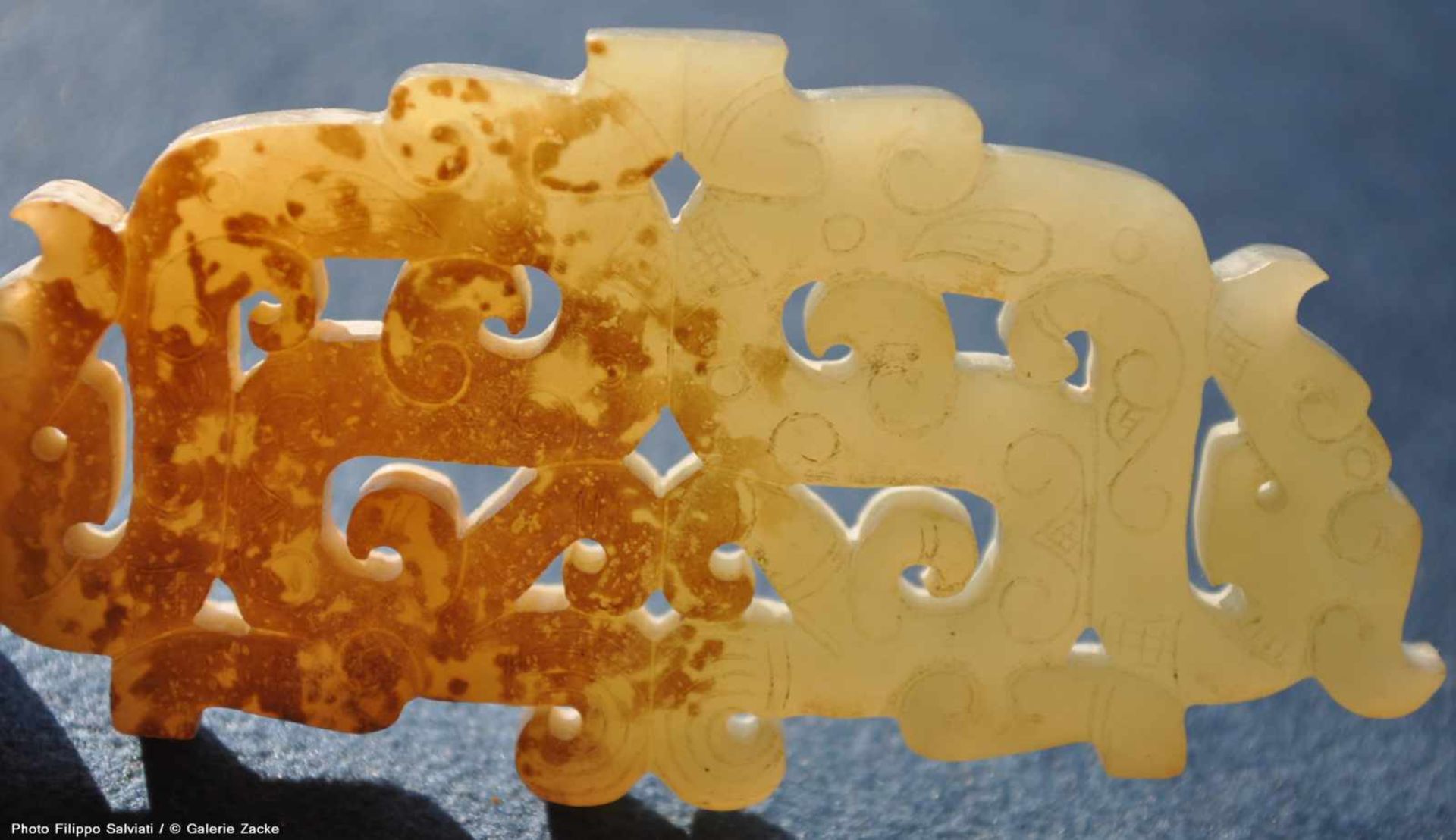 A BEAUTIFUL EASTERN ZHOU ORNAMENT WITH AN OPENWORK PATTERN OF DRAGONS Jade. China, Eastern Zhou, 5th - Bild 10 aus 11