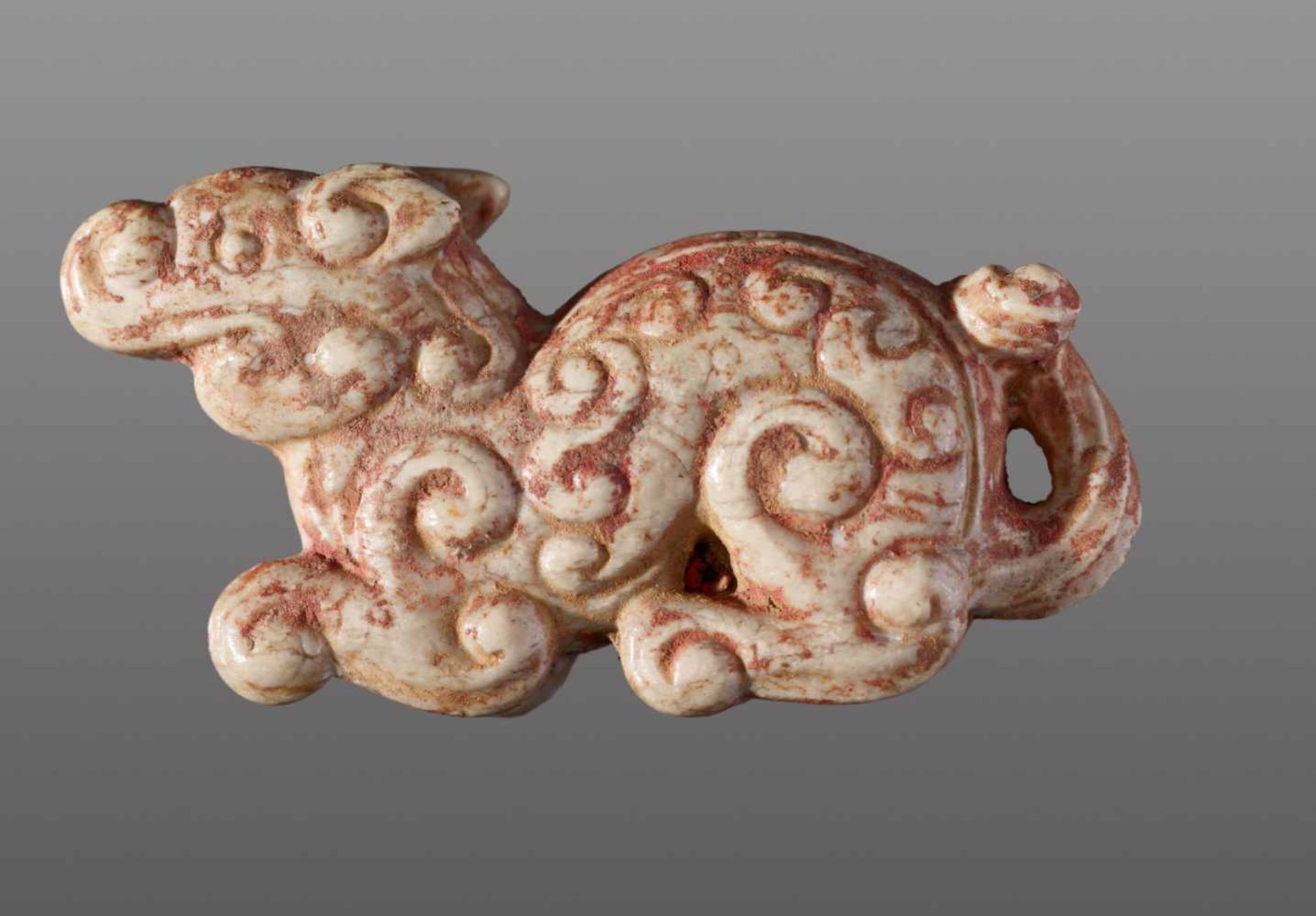 A MINISCULE CROUCHING ANIMAL WITH AN INTRICATE PATTERN OF CARVED CURLS Jade. China, Eastern Zhou, - Bild 7 aus 12