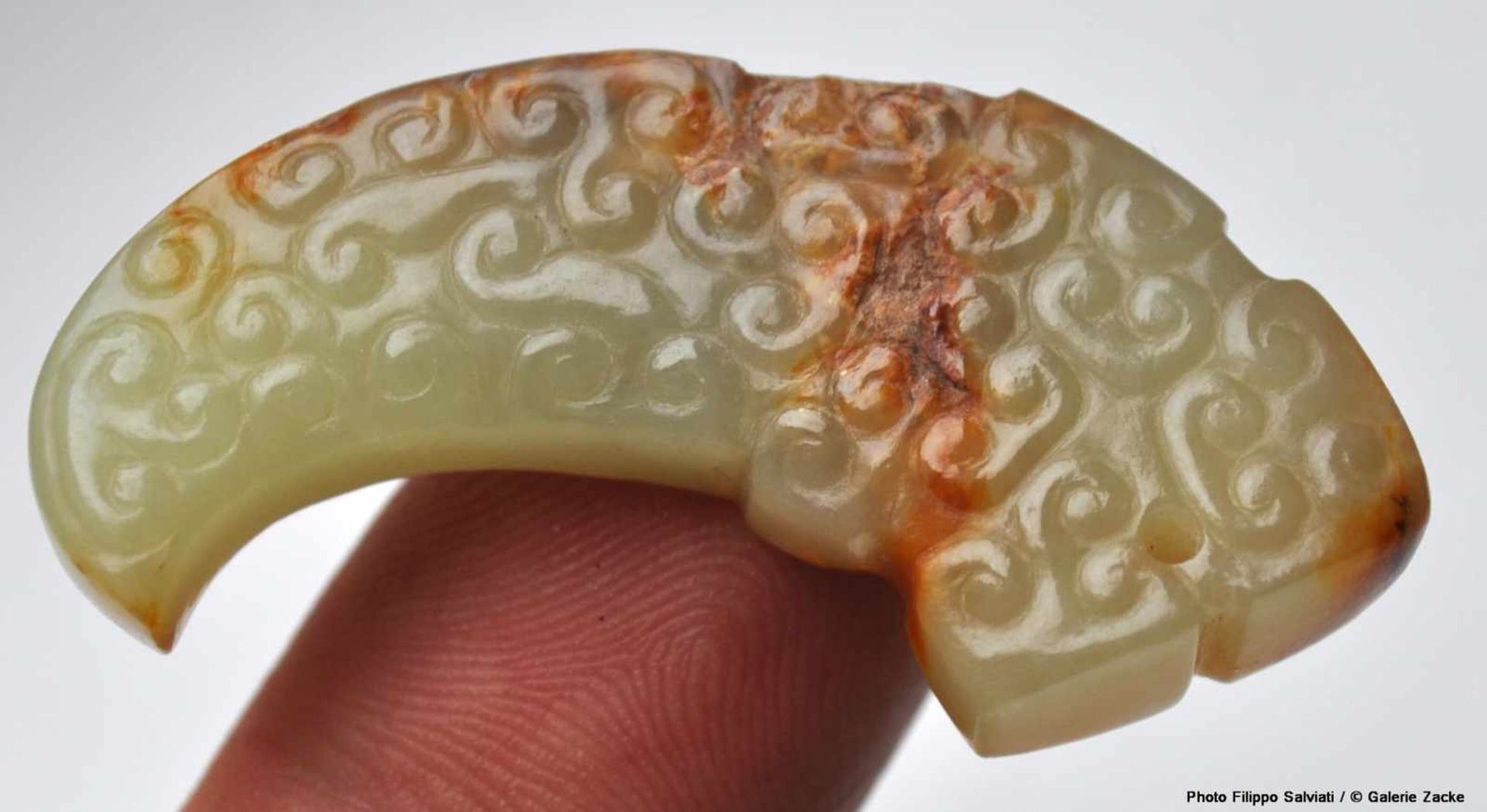 A FINE TINY DRAGON-SHAPED PENDANT IN HIGHLY POLISHED LIGHT GREEN JADE Jade. China, Eastern Zhou, - Image 6 of 8