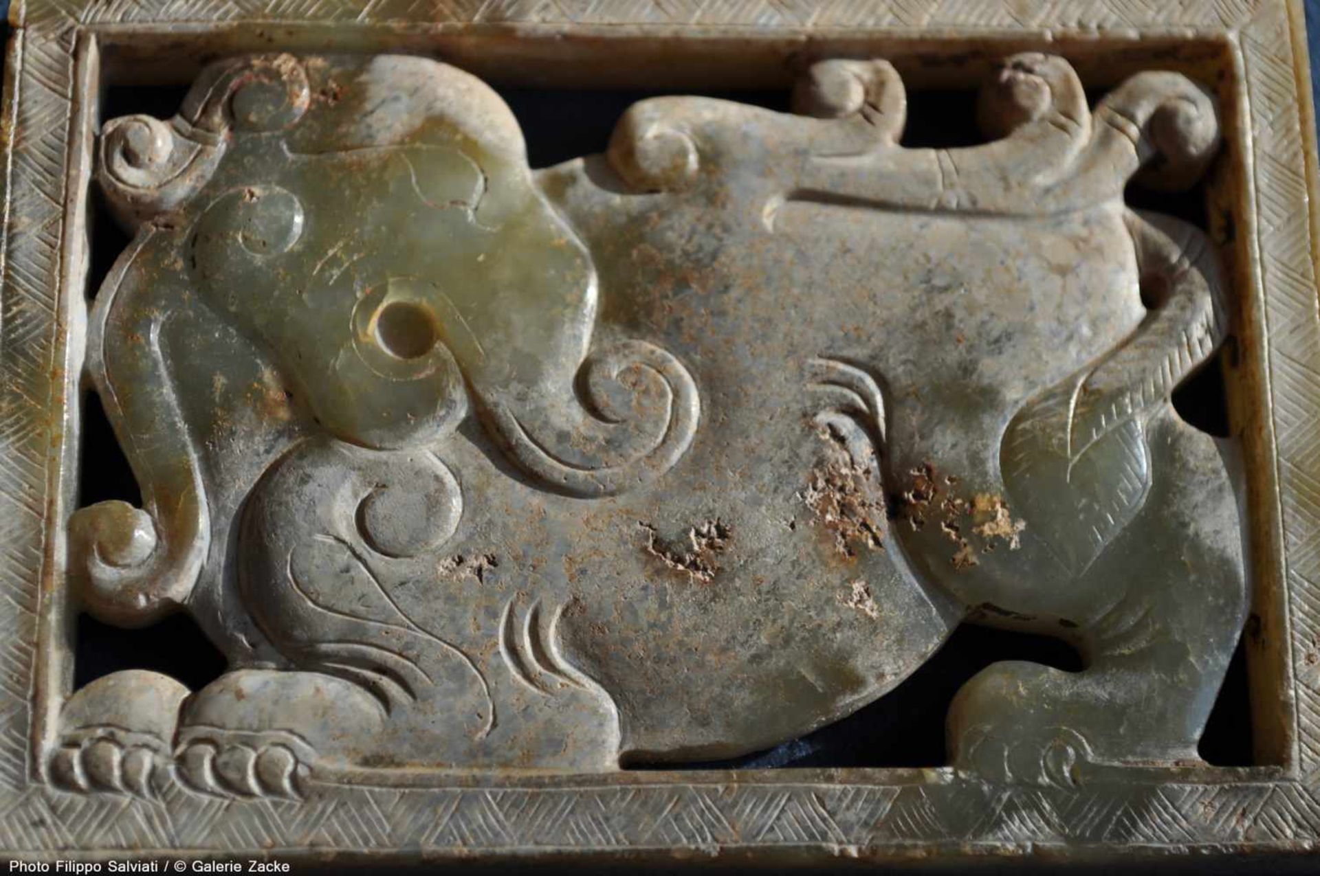 A RECTANGULAR PLAQUE IN CELEADON COLOURED JADE WITH AN ELEPHANT CARVED IN OPENWORK Jade. China, - Bild 2 aus 10