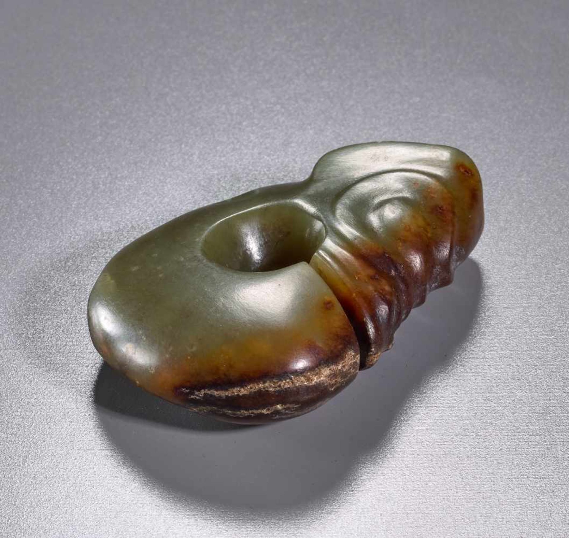 SMALL RICHLY CARVED HONGSHAN DRAGON PENDANT, ZHULONG Jade. China, Late Neolithic period, Hongshan - Bild 10 aus 11