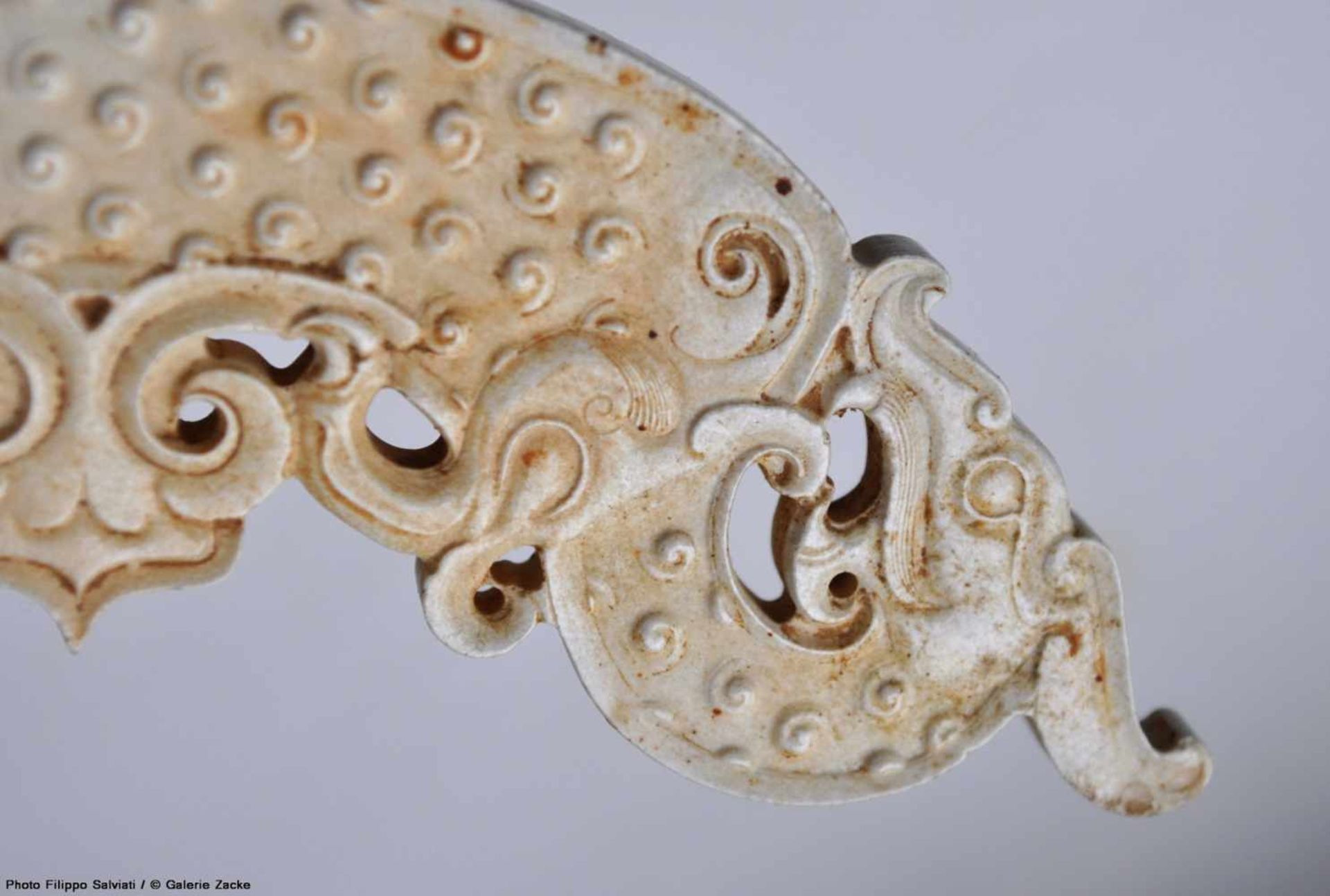 A REMARKABLE HUANG WITH FINELY DETAILED SINUOUS DRAGONS IN IVORY-LIKE JADE Jade. China, Eastern - Bild 8 aus 10
