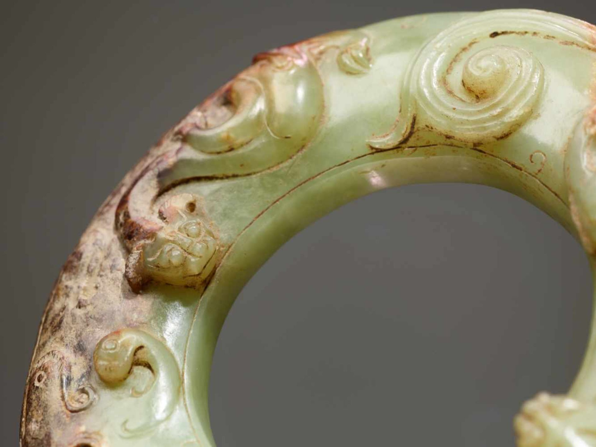 A STUNNING CELADON GREEN DISC EXQUISITELY CARVED WITH TWO CHI DRAGONS IN RELIEF ON TOP AND JOINED - Image 5 of 10