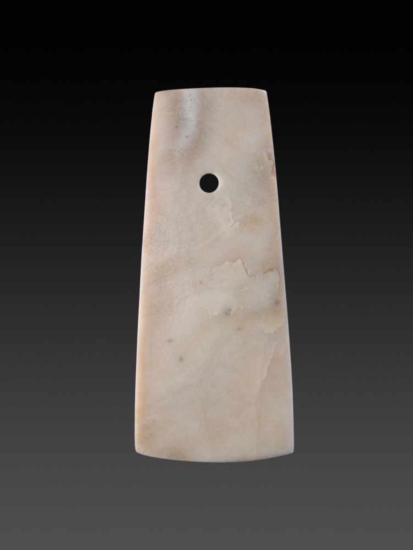 A SMOOTH AND ATTRACTIVE QIJIA CULTURE BLADE OF TRAPEZOIDAL FORM IN WHITE JADE Jade. China, Early - Bild 2 aus 7
