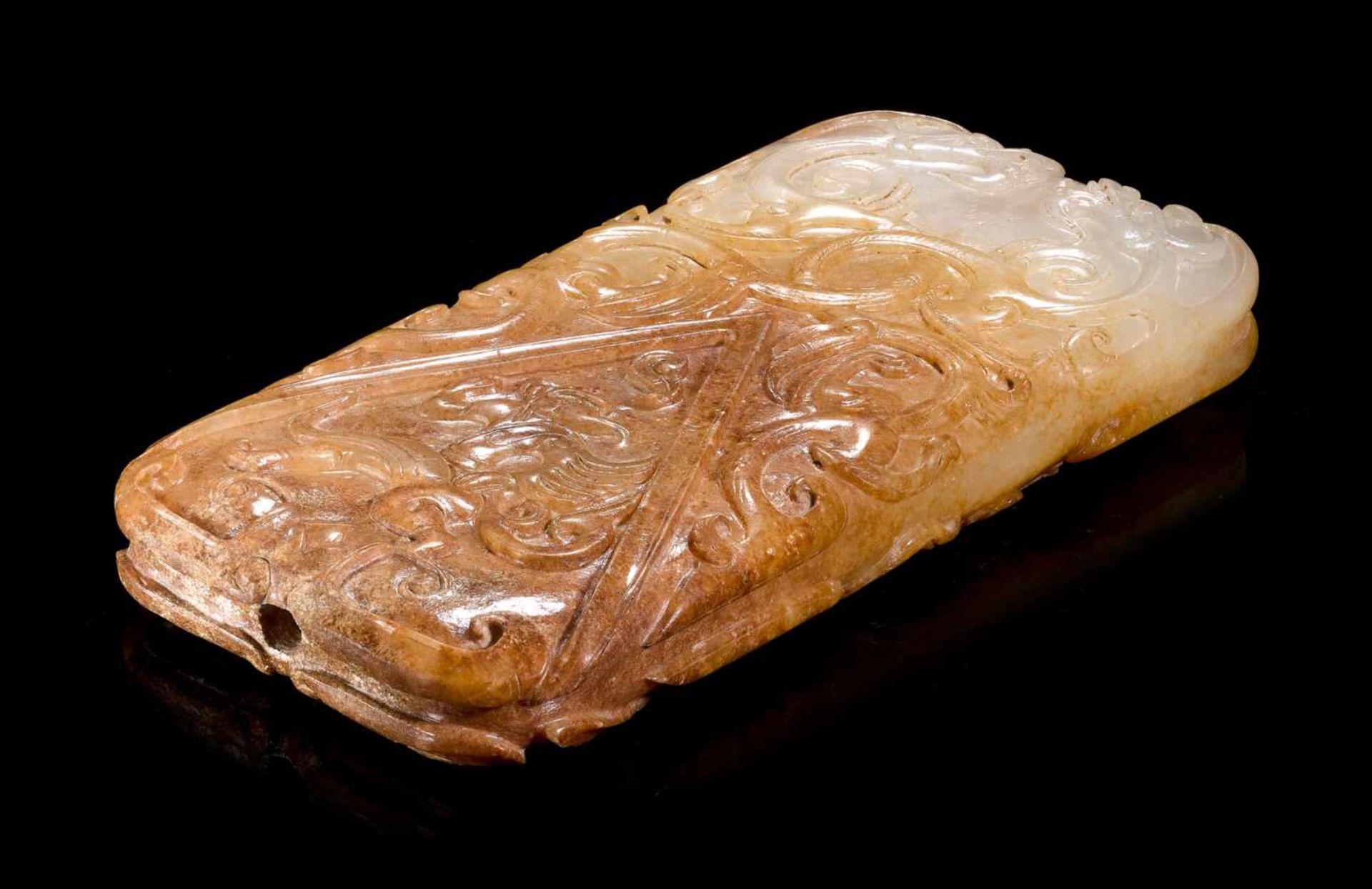 A RARE AND EXQUISITE HAN DYNASTY RECTANGULAR PENDANT IN WHITE AND RUSSET JADE CARVED WITH DRAGONS - Bild 8 aus 13