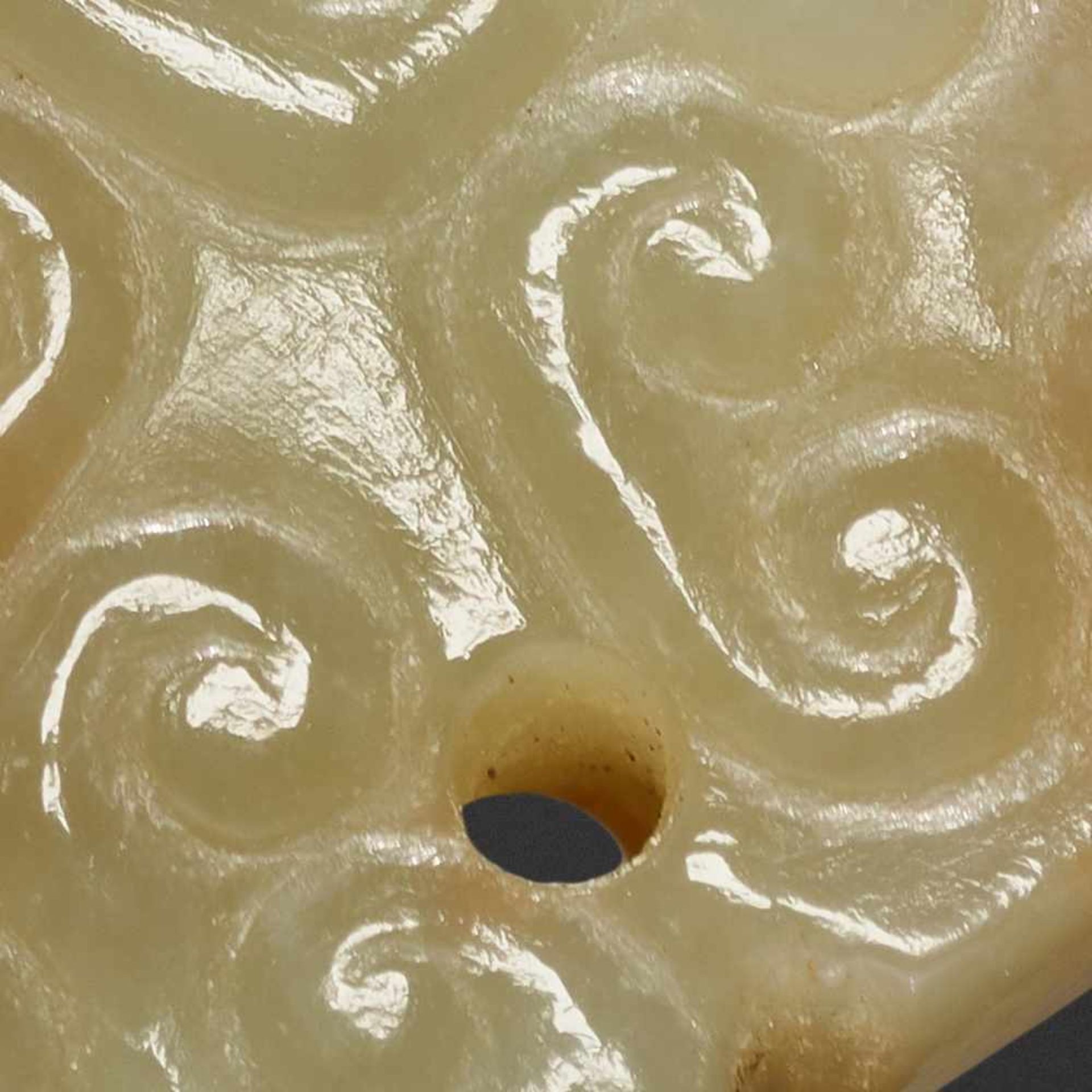 A FINE TINY DRAGON-SHAPED PENDANT IN HIGHLY POLISHED LIGHT GREEN JADE Jade. China, Eastern Zhou, - Image 7 of 8