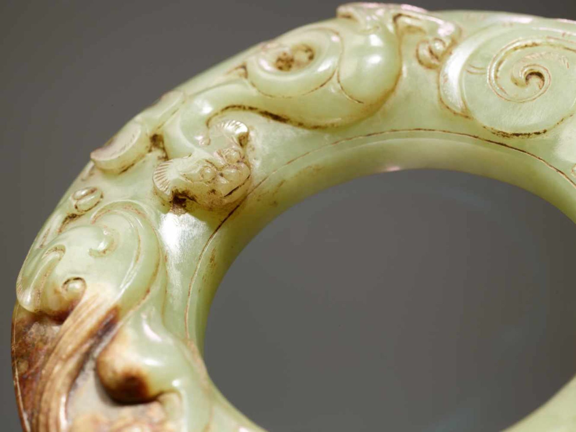 A STUNNING CELADON GREEN DISC EXQUISITELY CARVED WITH TWO CHI DRAGONS IN RELIEF ON TOP AND JOINED - Bild 4 aus 10