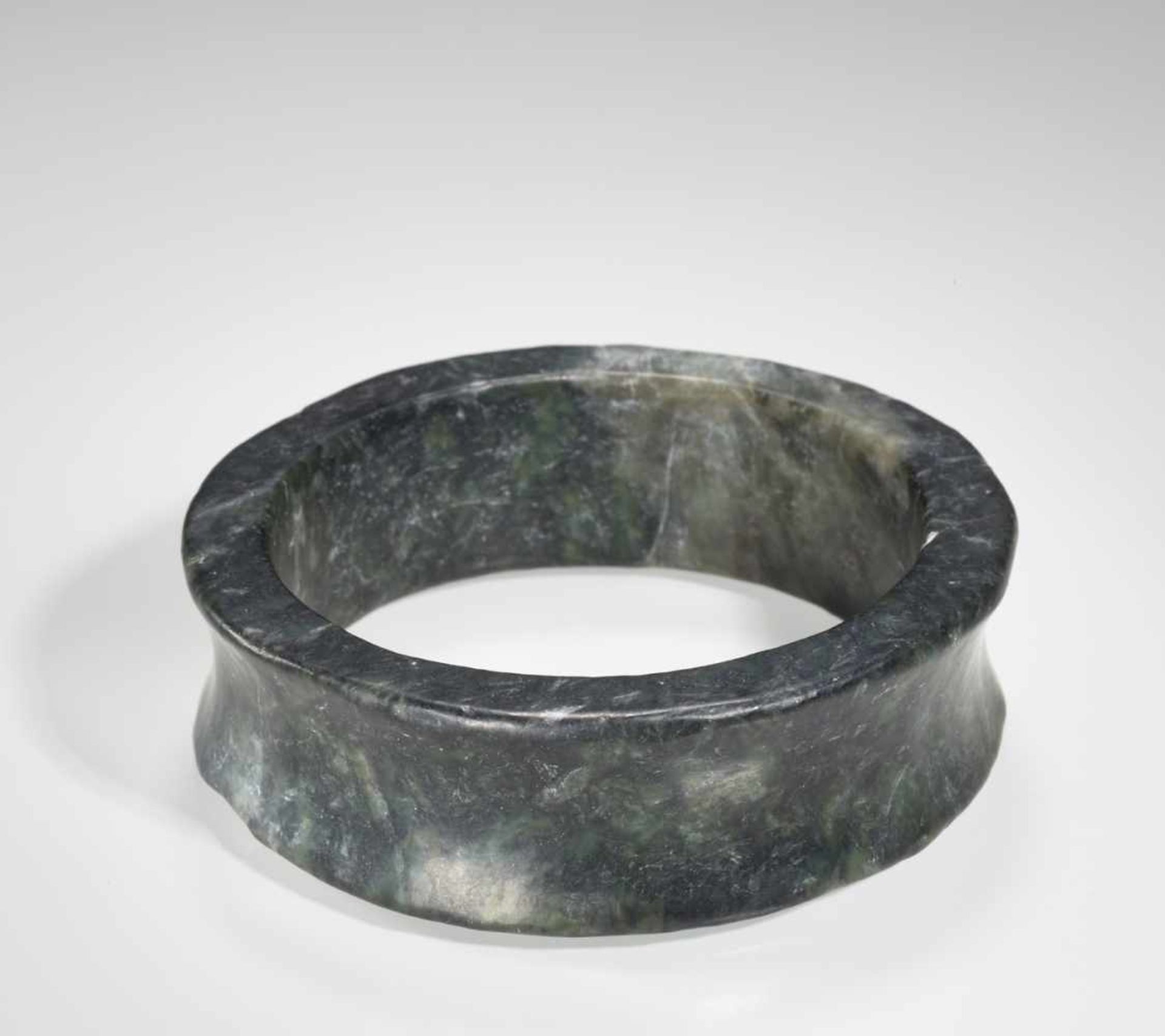 AN ELEGANT NEOLITHIC BRACELET IN DARK GREEN JADE WITH A SMOOTH CONCAVE BORDER Jade. China, Late - Image 10 of 14