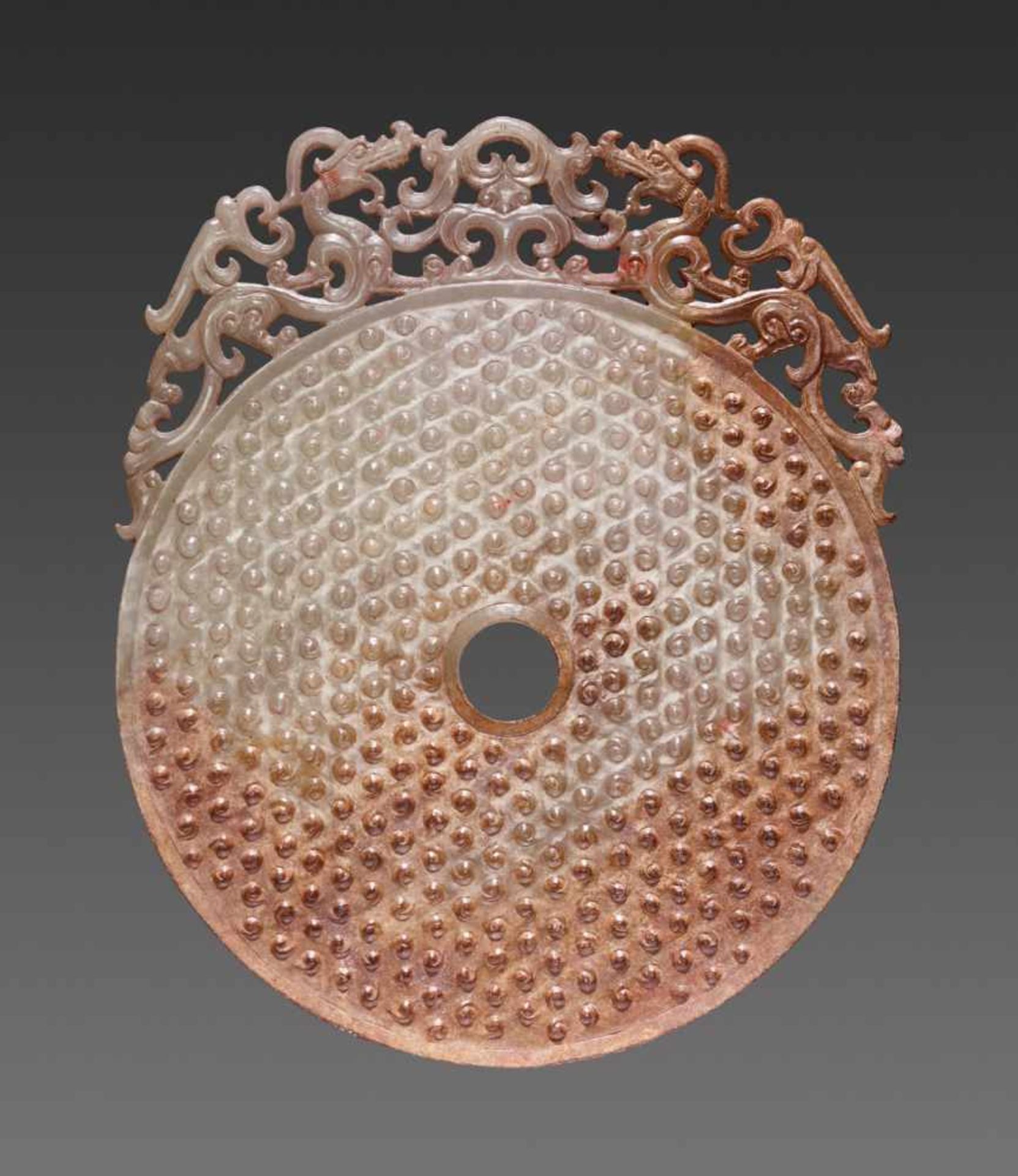 A GORGEOUS DISC IN WHITE JADE CARVED WITH CONFRONTING DRAGONS IN OPENWORK AND A PATTERN OF RAISED - Bild 2 aus 9