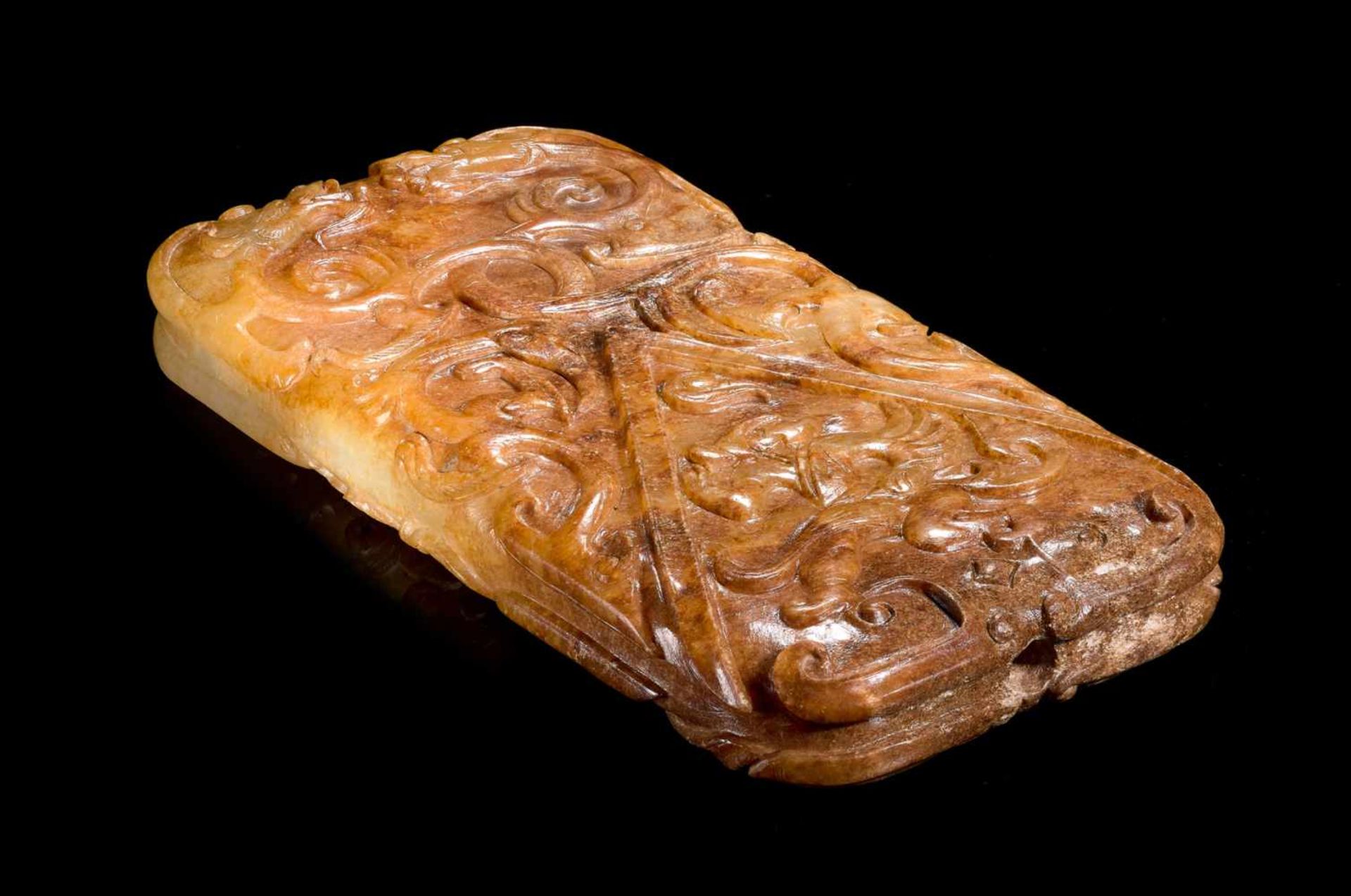A RARE AND EXQUISITE HAN DYNASTY RECTANGULAR PENDANT IN WHITE AND RUSSET JADE CARVED WITH DRAGONS - Bild 7 aus 13