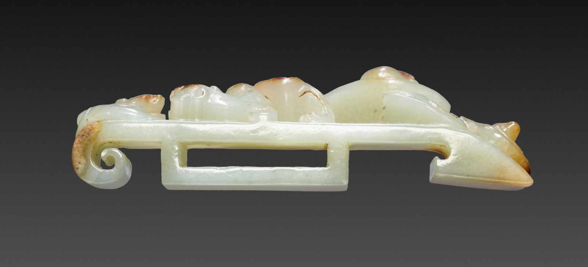 A SPLENDID SUI SCABBARD SLIDE IN HIGHLY POLISHED CELADON GREEN JADE WITH HORNLESS CHI DRAGONS CARVED - Image 4 of 11