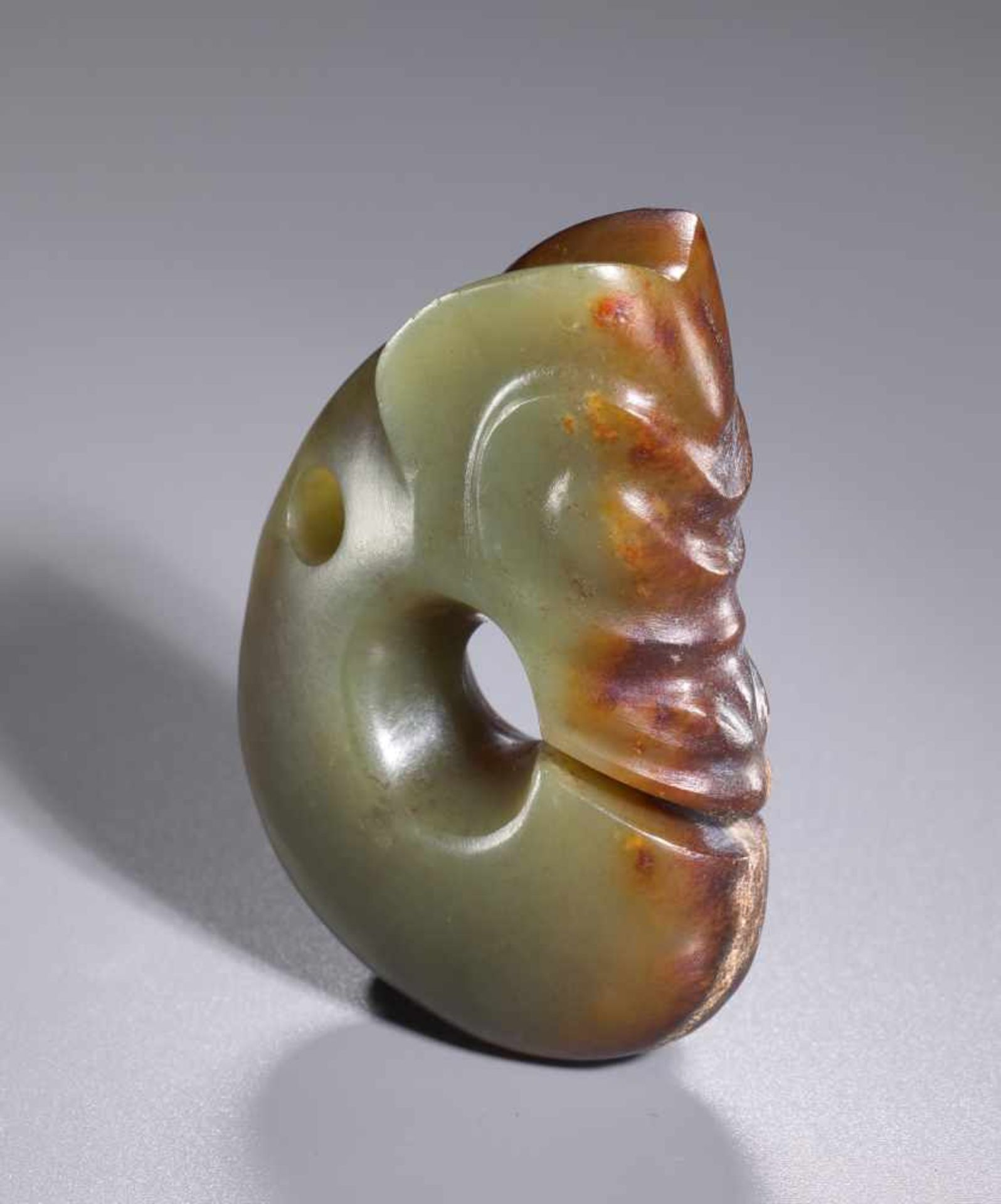 SMALL RICHLY CARVED HONGSHAN DRAGON PENDANT, ZHULONG Jade. China, Late Neolithic period, Hongshan - Bild 5 aus 11