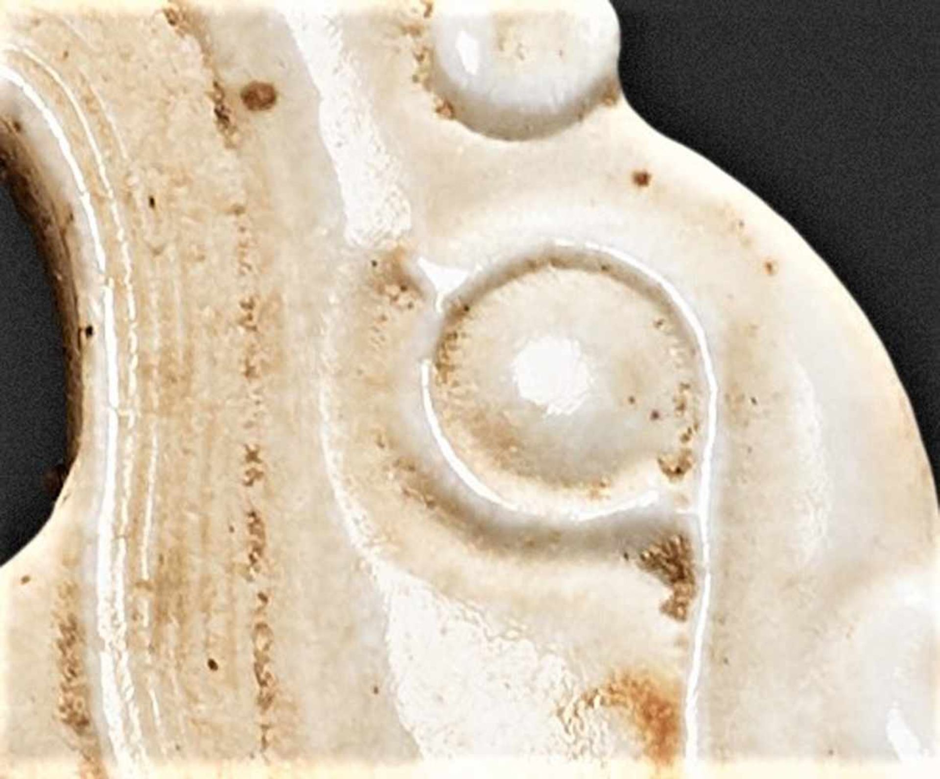 A REMARKABLE HUANG WITH FINELY DETAILED SINUOUS DRAGONS IN IVORY-LIKE JADE Jade. China, Eastern - Bild 9 aus 10