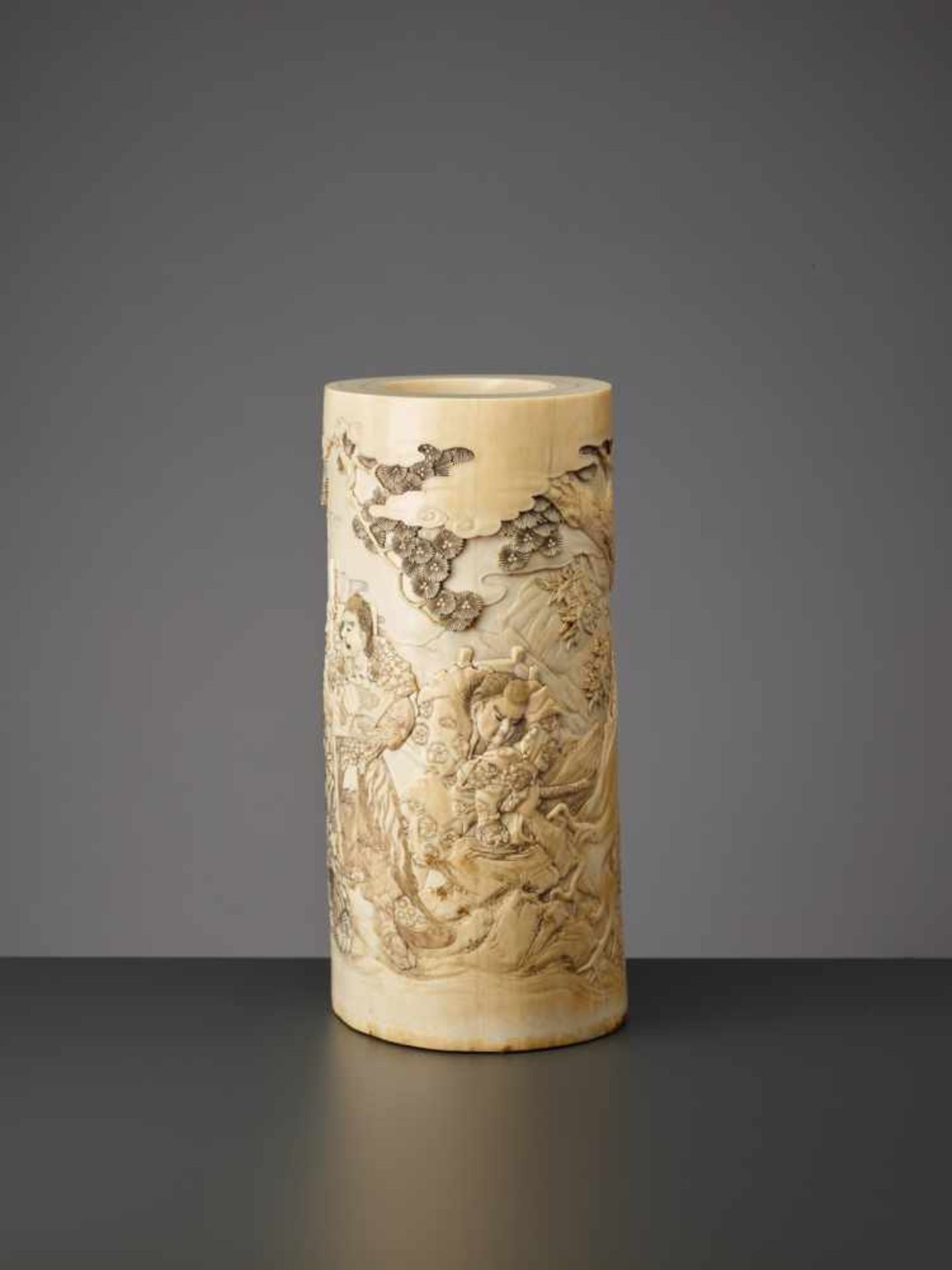 A LARGE AND FINE JAPANESE TUSK VASE DEPICTING YAMABUSHI WARRIOR PRIESTS BY KOZAN Ivory with wood - Image 8 of 12