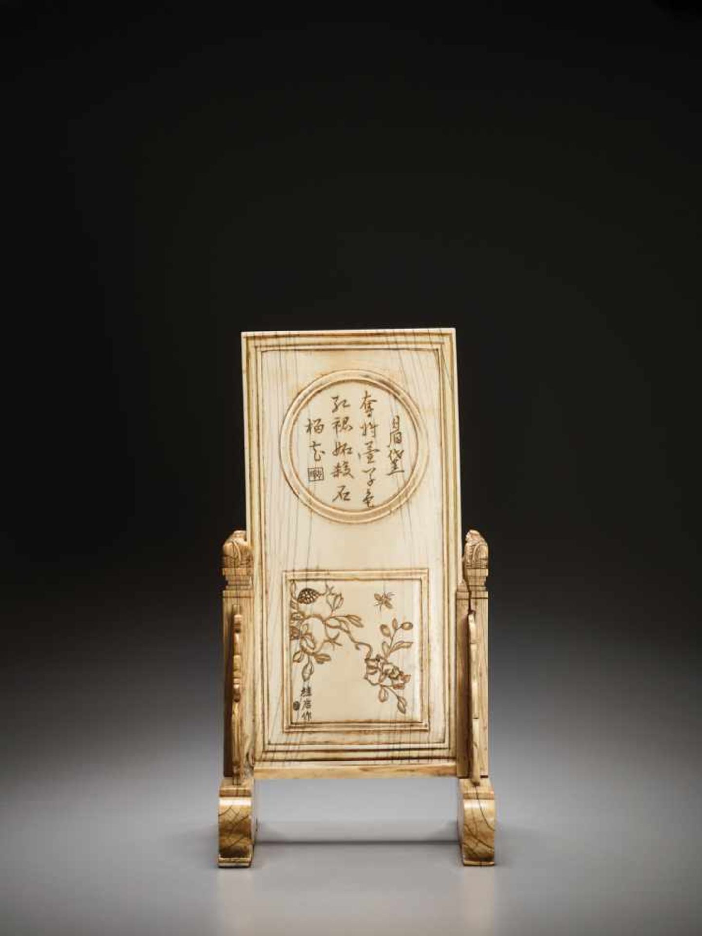 AN IVORY DOUBLE-SIDED ‘NARRATIVE’ TABLE SCREEN, KANGXI Artist signature on the stand. Ivory engraved - Image 3 of 10