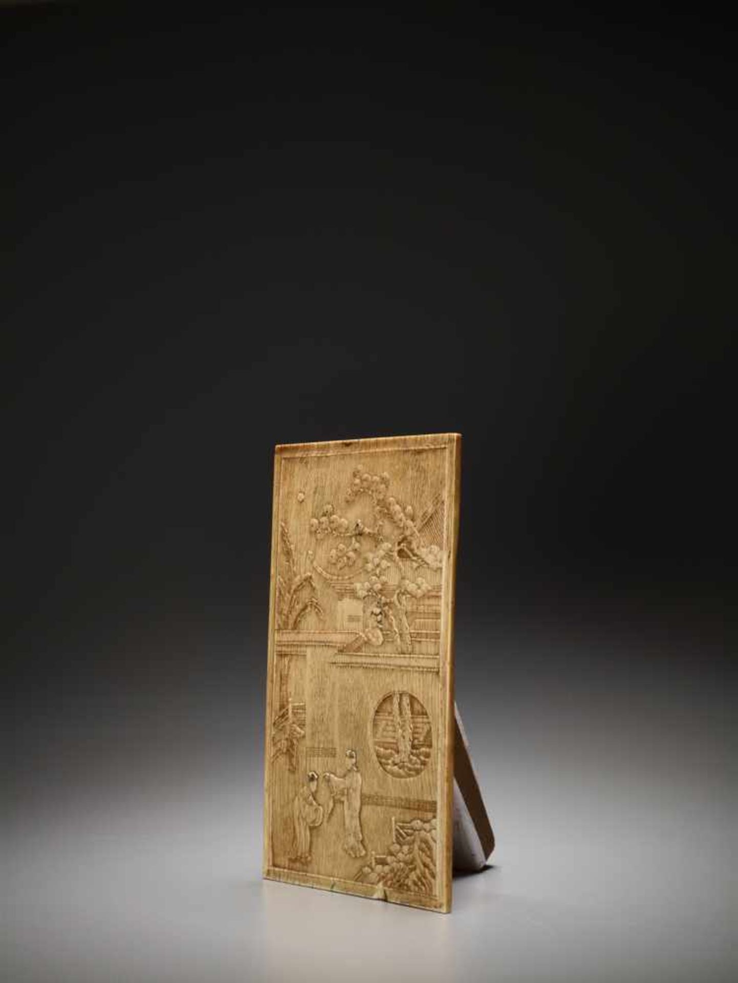 AN IVORY DOUBLE-SIDED ‘ROMANCE OF THE WESTERN CHAMBER’ SCREEN PLAQUE, KANGXI Ivory engraved and - Image 4 of 10