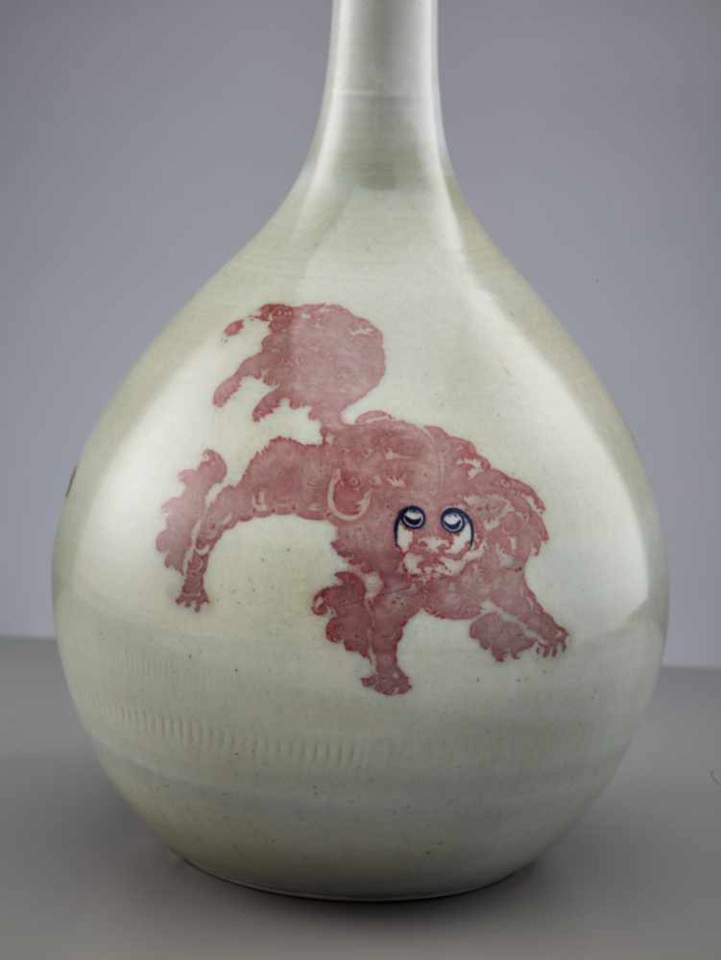 A VERY LARGE UNDERGLAZE COPPER-RED-DECORATED BOTTLE VASE, KANGXI PERIOD (1662-1722) Elegantly potted - Image 8 of 11